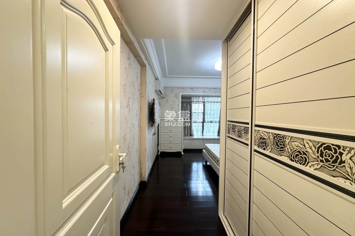 国兴城(B区) 3室2厅2卫 251.0万 国兴城(B区) 3室2厅2卫 251.0万客厅