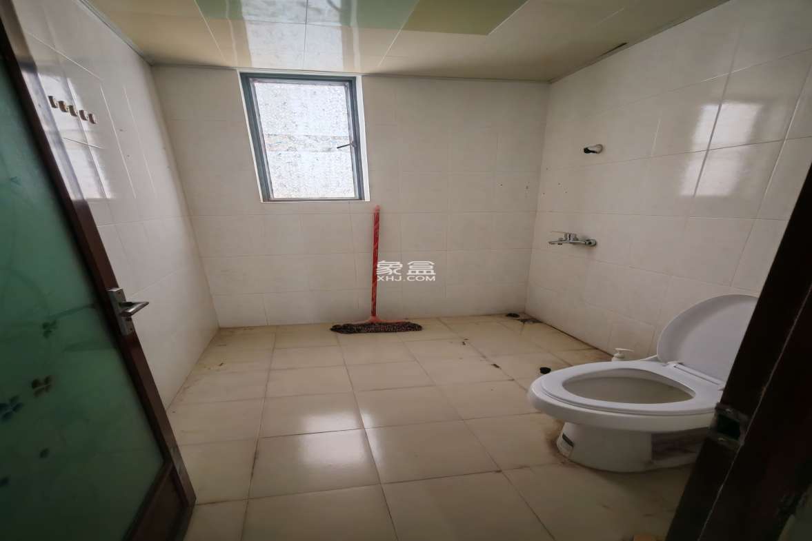 玉龙湾 4室2厅2卫 2500.0元/月 玉龙湾 4室2厅2卫 2500.0元/月室内图