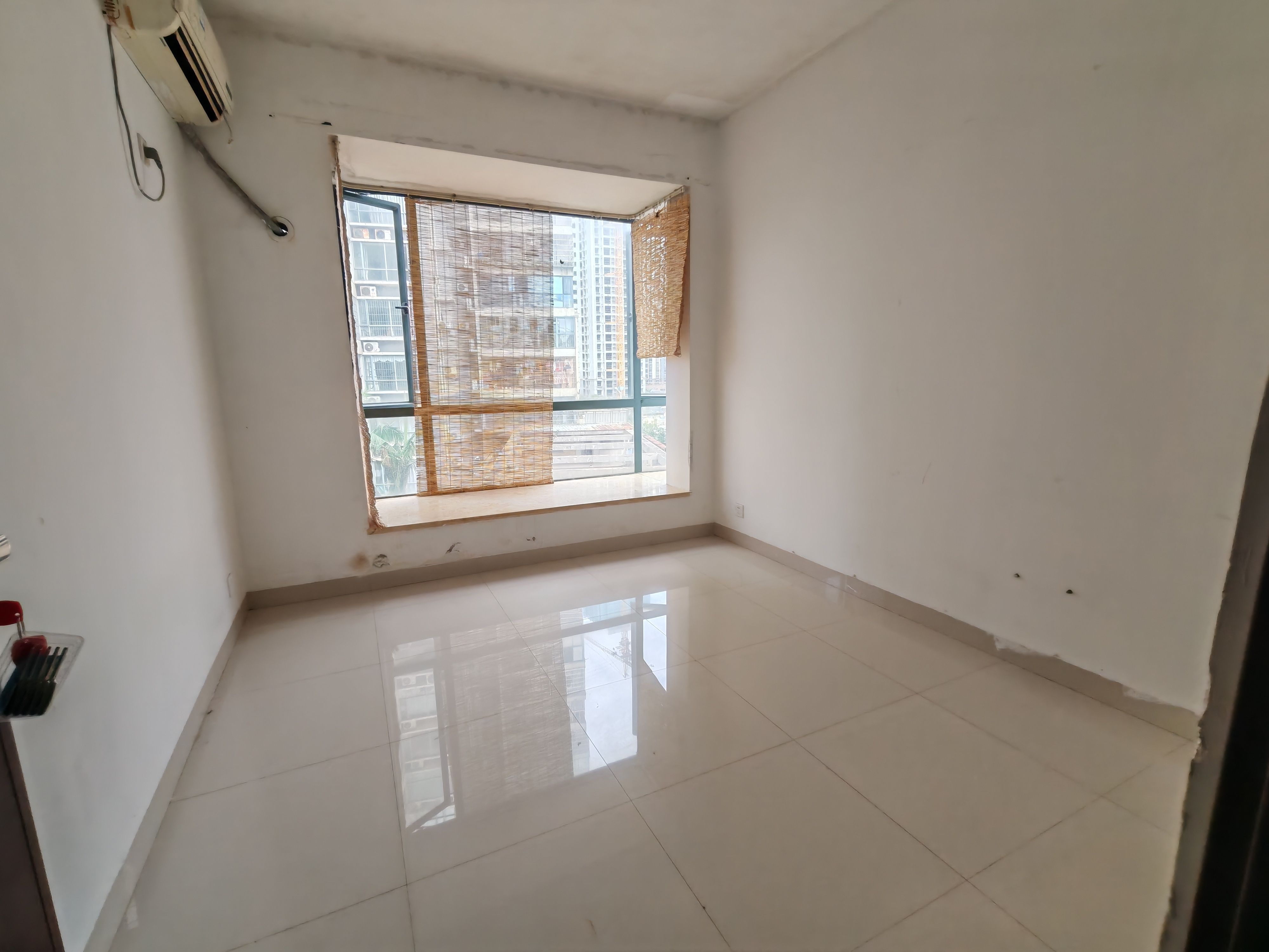 玉龙湾 4室2厅2卫 2500.0元/月 玉龙湾 4室2厅2卫 2500.0元/月室内图