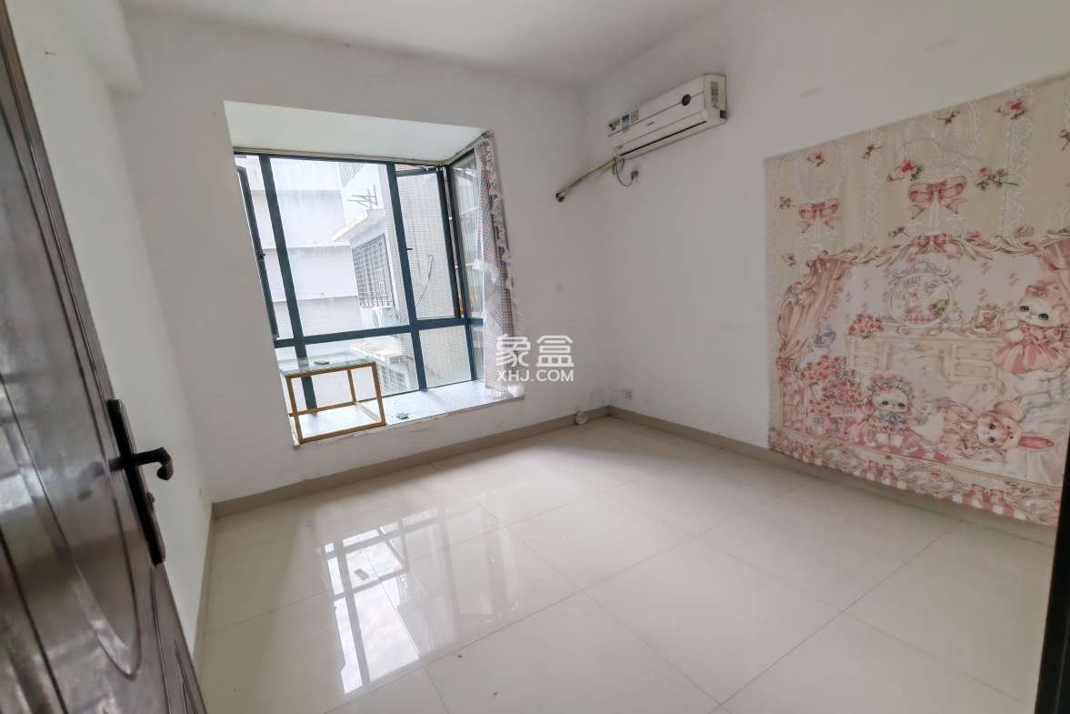 玉龙湾 4室2厅2卫 2500.0元/月 玉龙湾 4室2厅2卫 2500.0元/月室内图