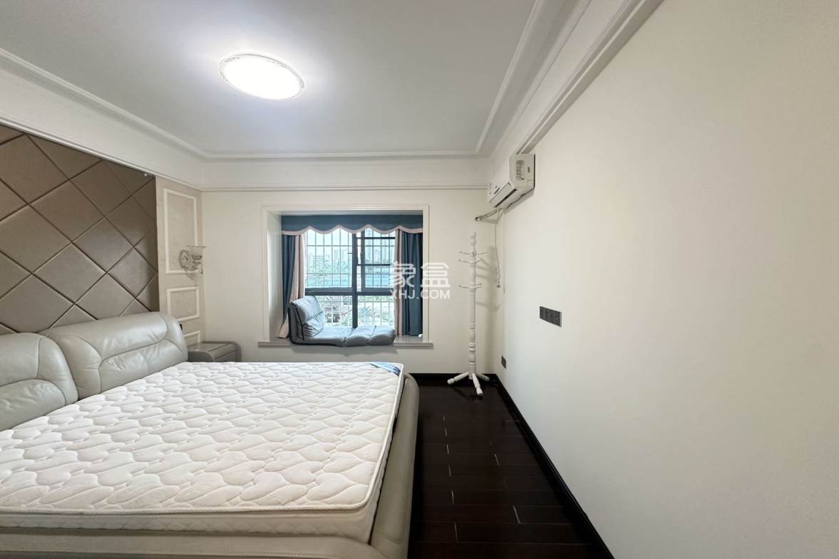 国兴城(B区) 3室2厅2卫 251.0万 国兴城(B区) 3室2厅2卫 251.0万客厅