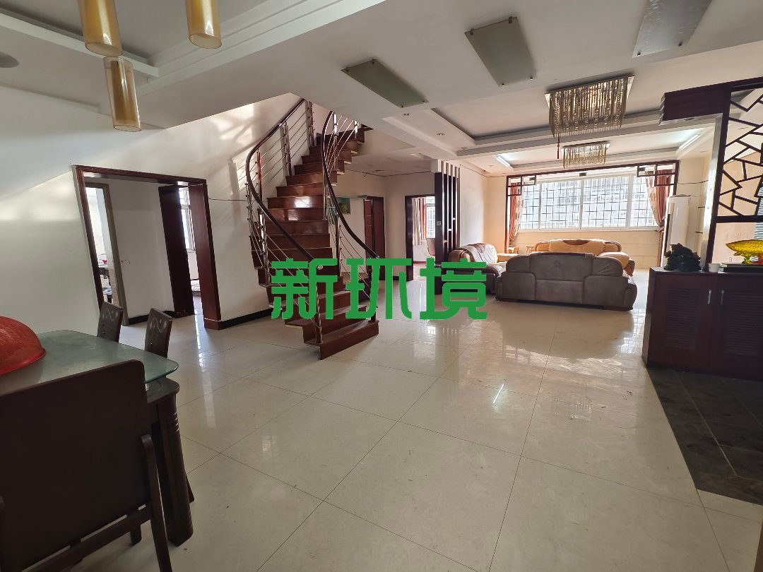 五金建材市场二期  5室3厅3卫   90.00万客厅