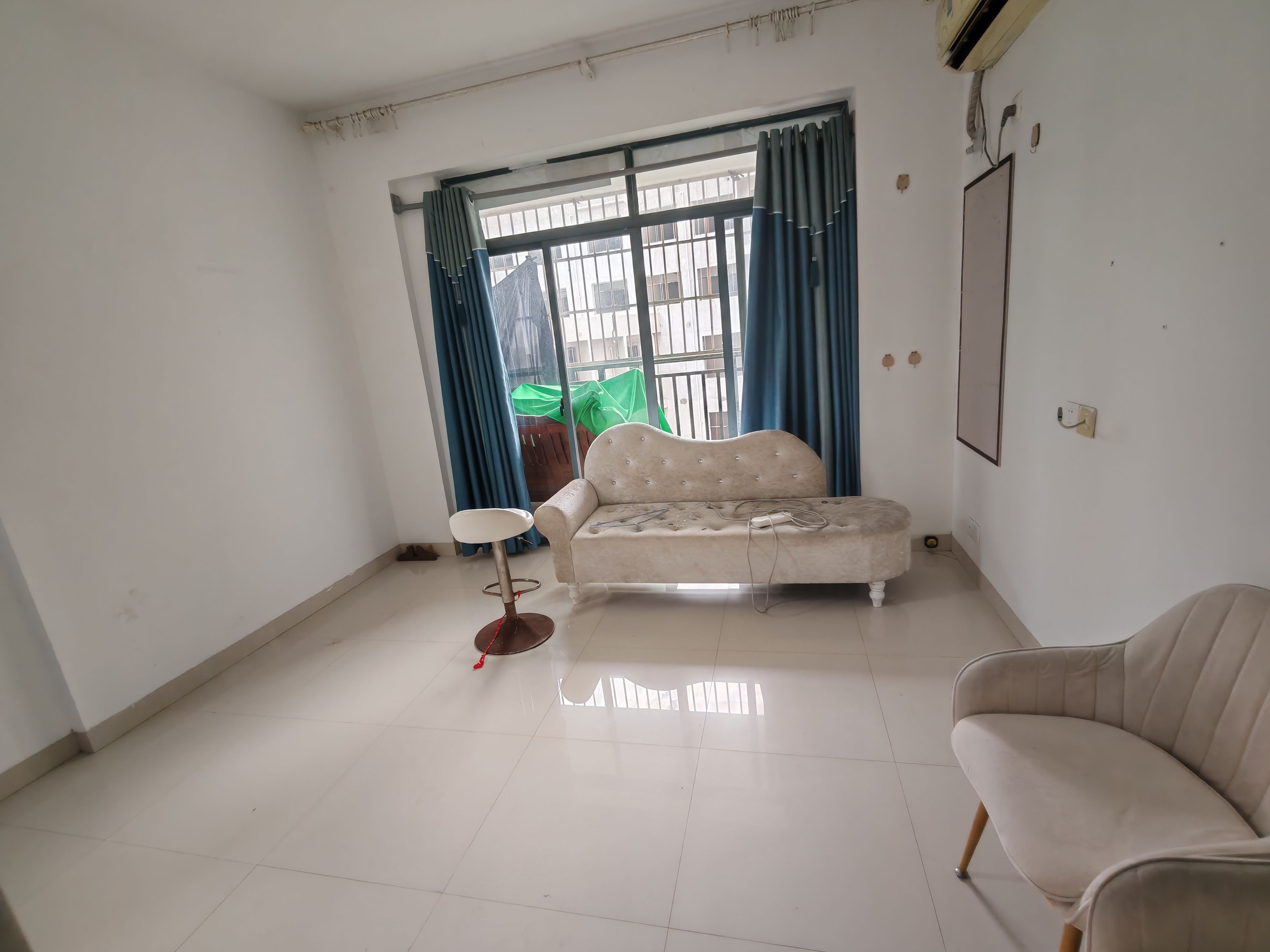 玉龙湾 4室2厅2卫 2500.0元/月 玉龙湾 4室2厅2卫 2500.0元/月室内图