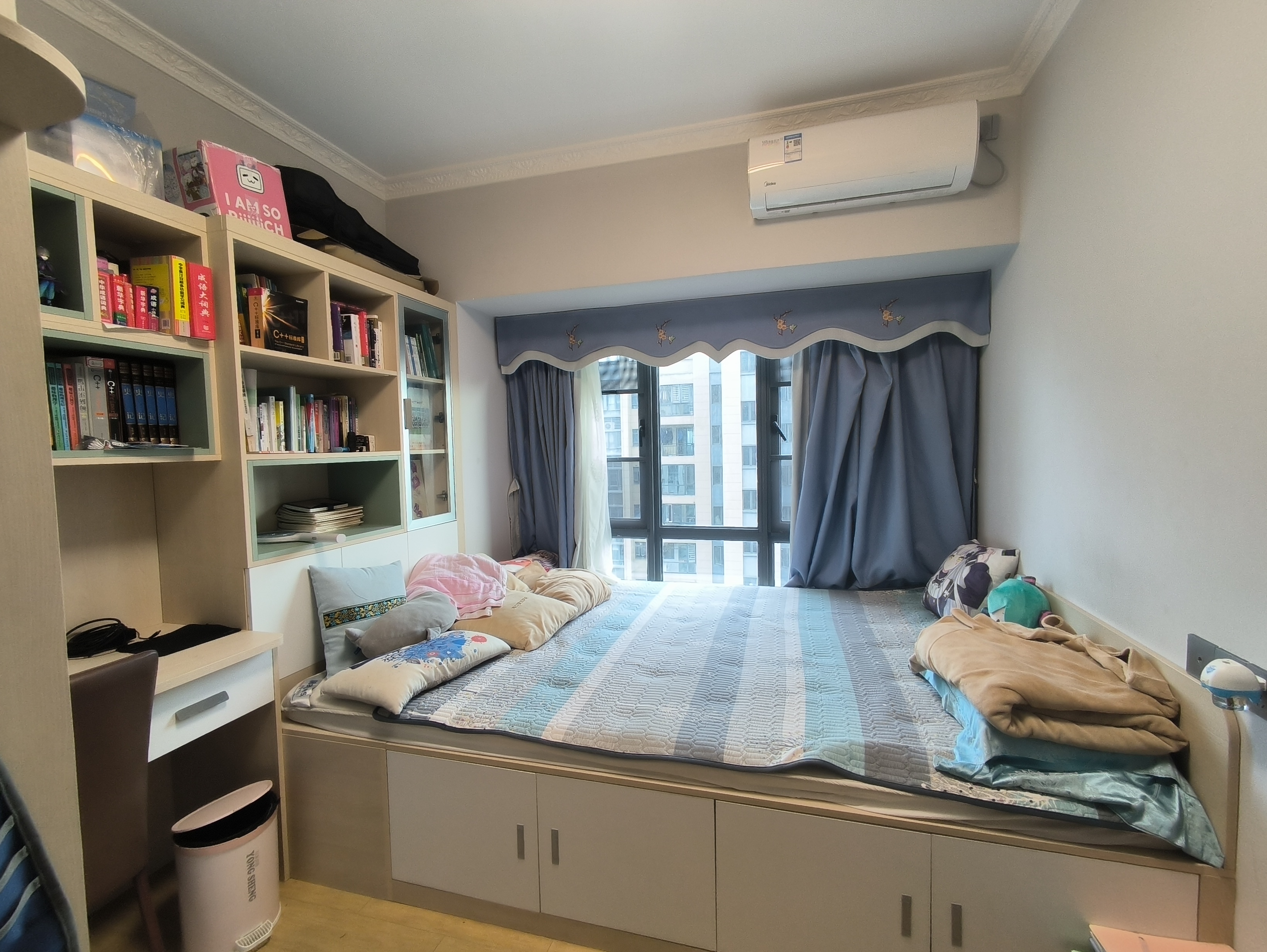 碧桂园一、二期(中央首府) 4室2厅2卫 205.0万 碧桂园一、二期(中央首府) 4室2厅2卫 205.0万客厅