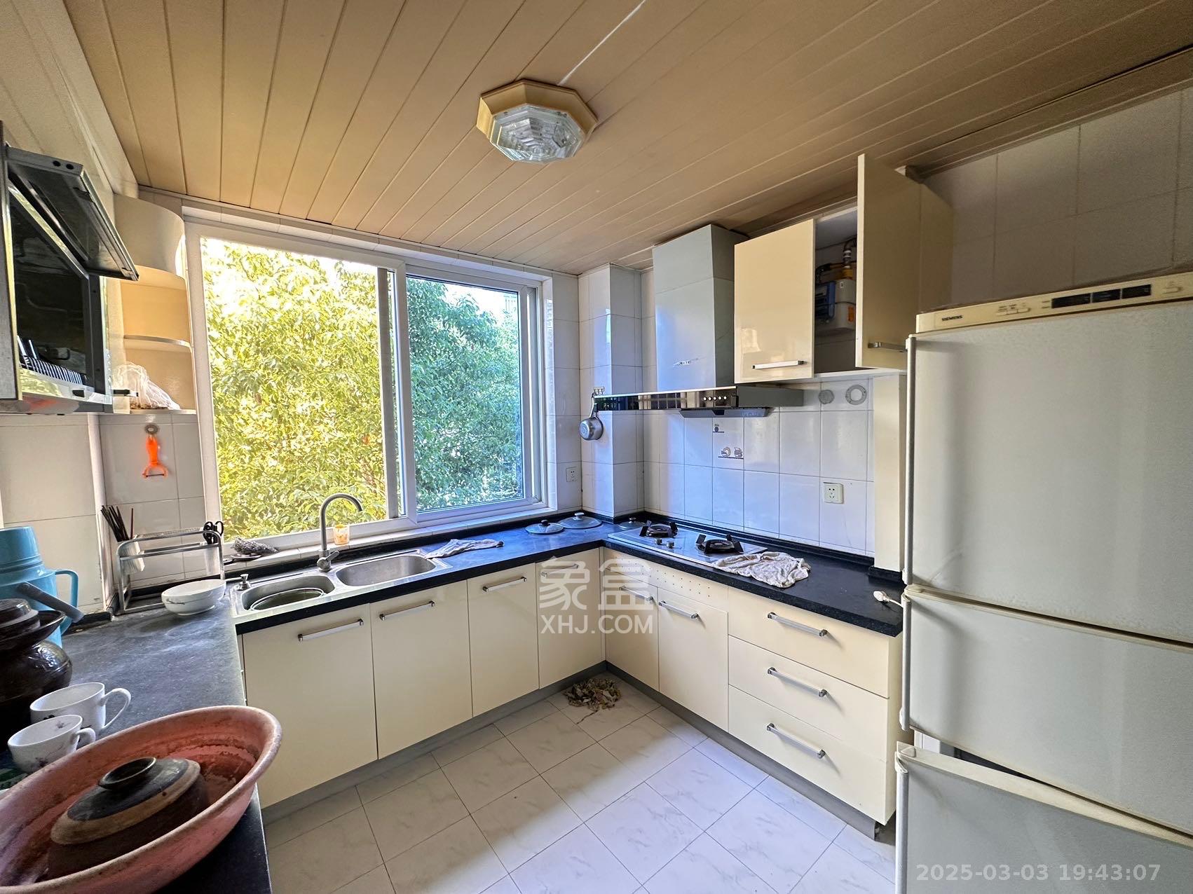 芙蓉苑  3室2厅2卫    2500.0元/月 芙蓉苑  3室2厅2卫    2500.0元/月室内图