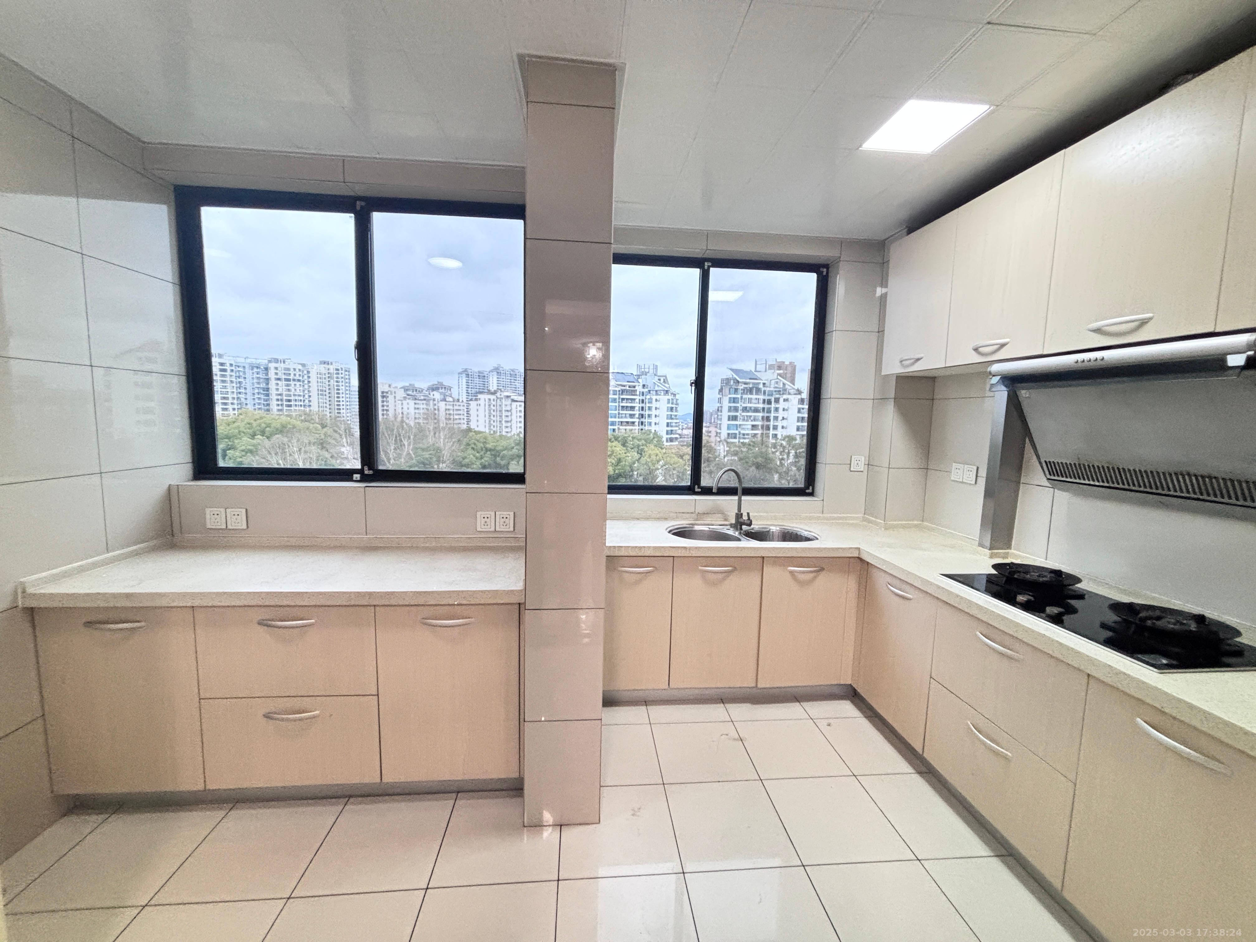 山水国际 3室2厅2卫 2300.0元/月 山水国际 3室2厅2卫 2300.0元/月室内图