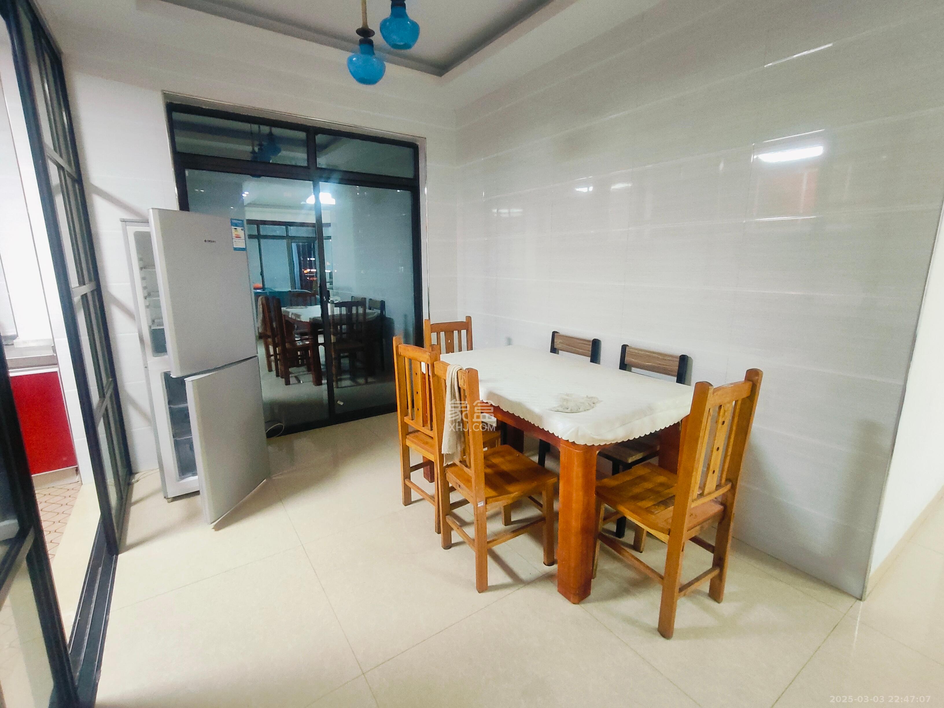 东岸梅园小区  3室2厅2卫   2400.00元/月室内图