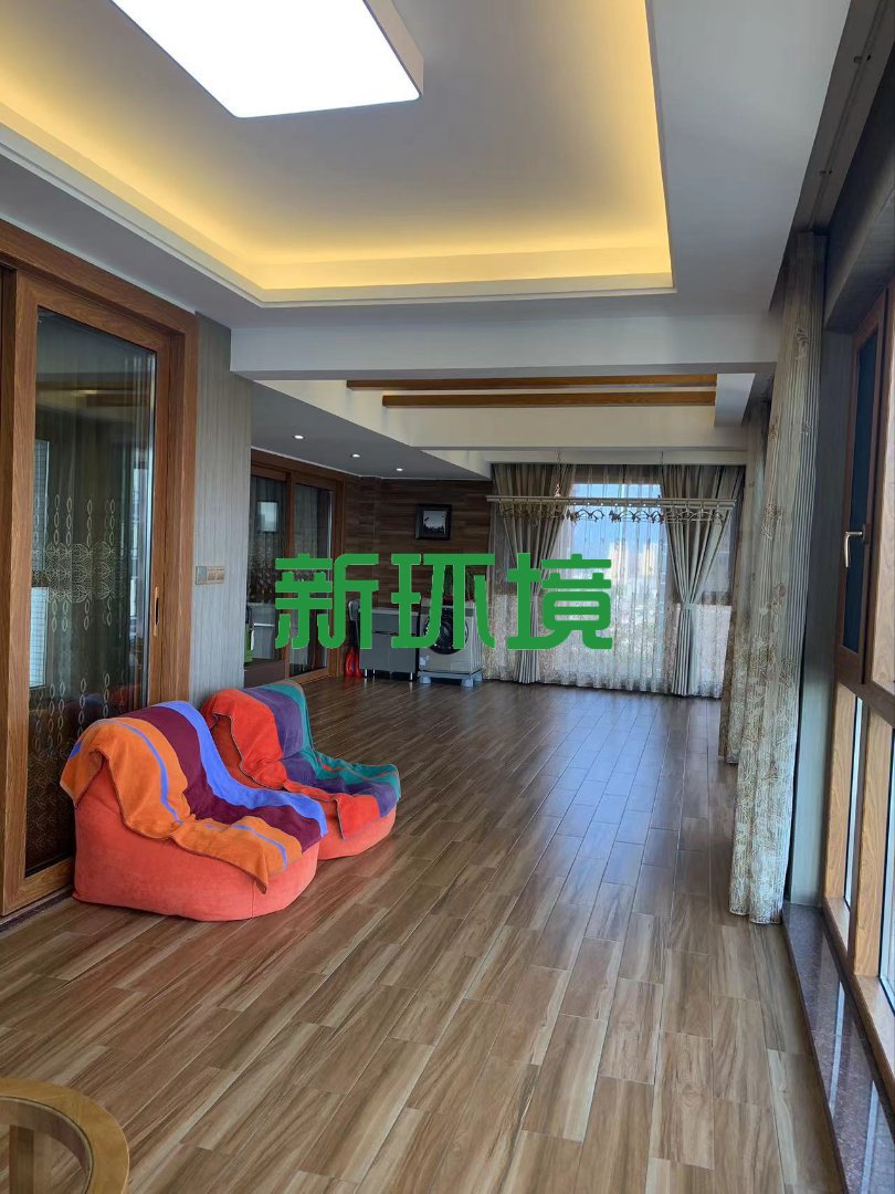 东方明珠  4室2厅2卫   125.00万客厅