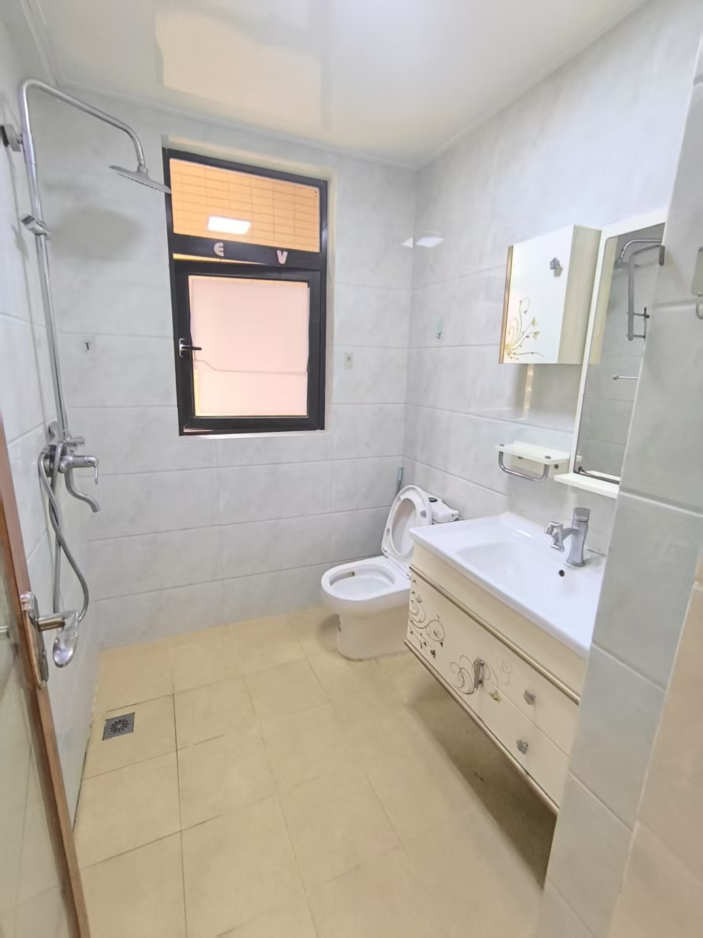 江畔人家 3室2厅2卫 3000.00元/月 江畔人家 3室2厅2卫 3000.00元/月室内图