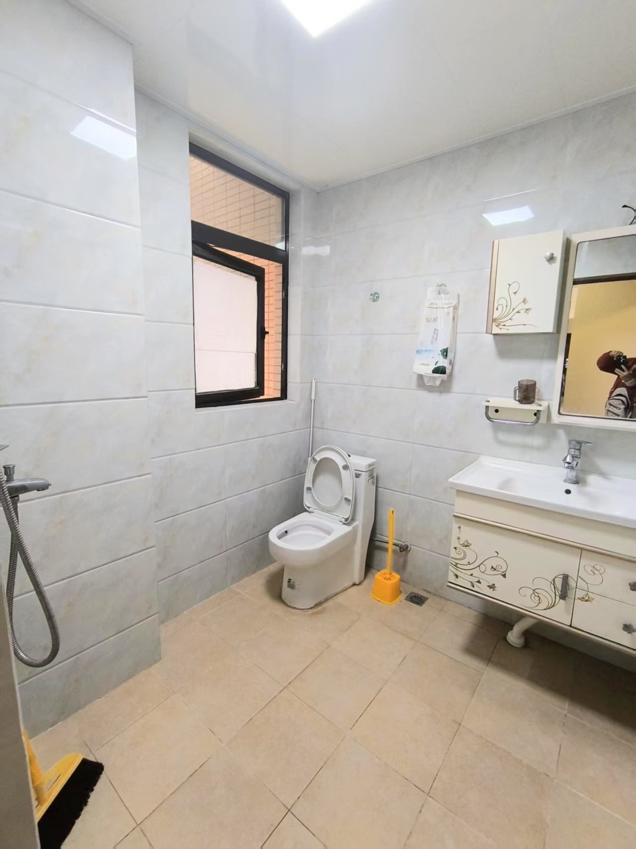 江畔人家 3室2厅2卫 3000.00元/月 江畔人家 3室2厅2卫 3000.00元/月室内图