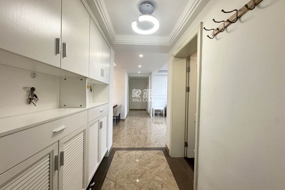 国兴城(B区) 3室2厅2卫 251.0万 国兴城(B区) 3室2厅2卫 251.0万客厅