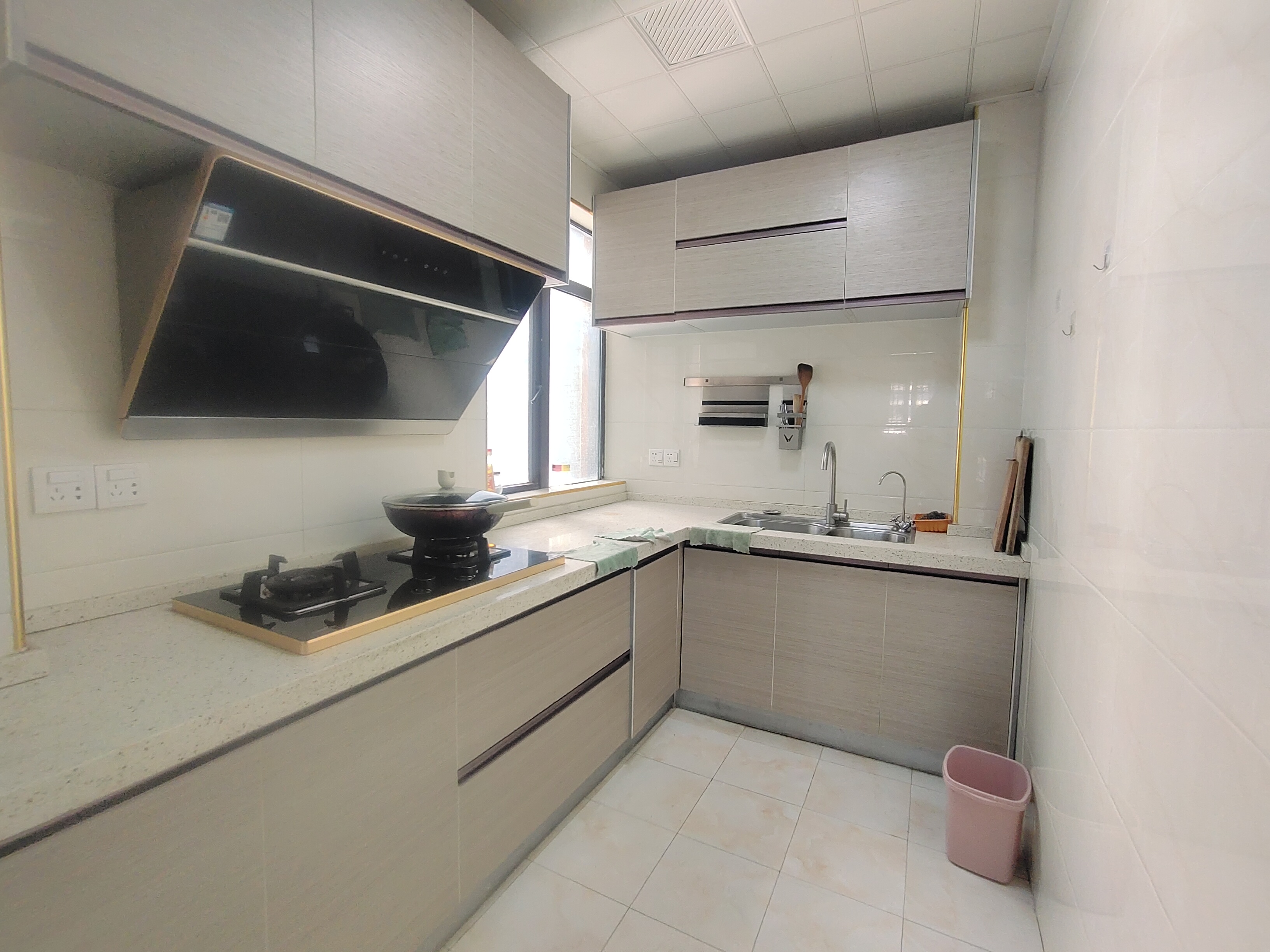 华天城小区 3室2厅2卫 2100.0元/月 华天城小区 3室2厅2卫 2100.0元/月室内图