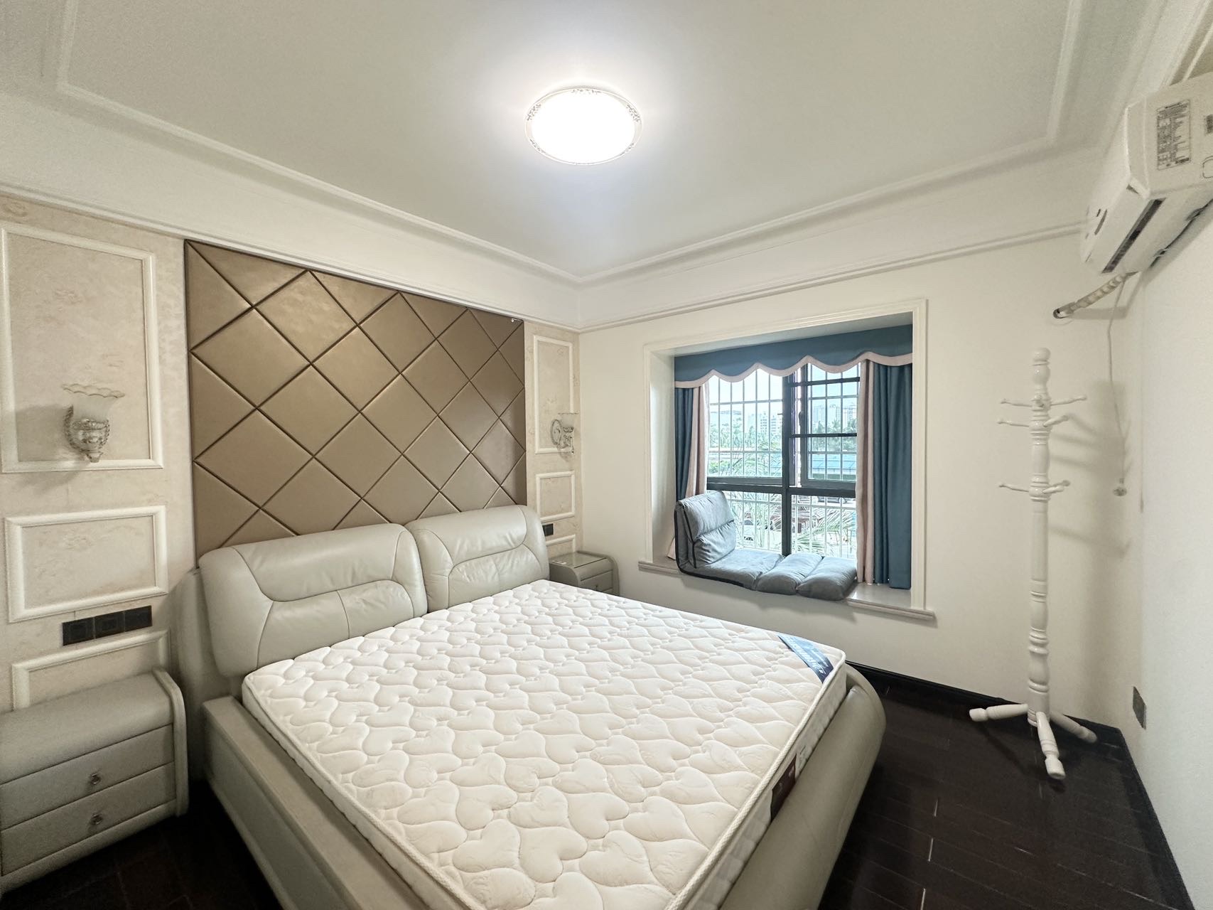 国兴城(B区) 3室2厅2卫 251.0万 国兴城(B区) 3室2厅2卫 251.0万客厅