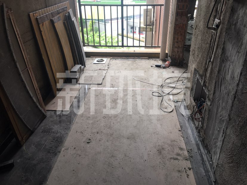 东方明珠  5室2厅2卫   81.00万客厅