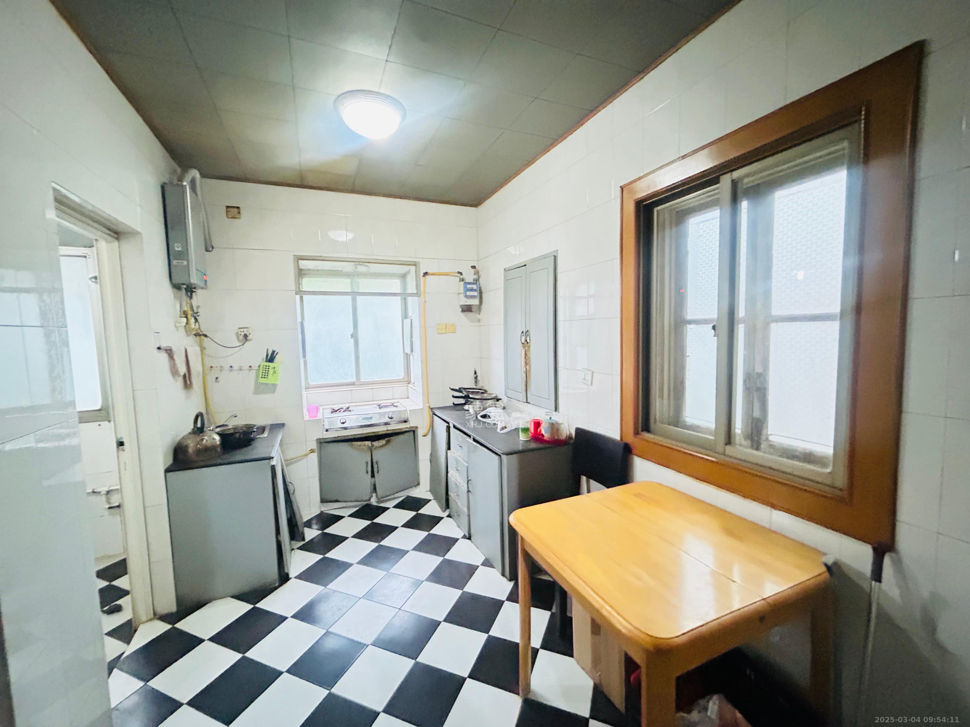解放村  3室1厅1卫   18.00万客厅