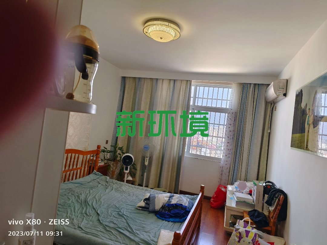 天健佳苑  4室2厅2卫   68.00万客厅