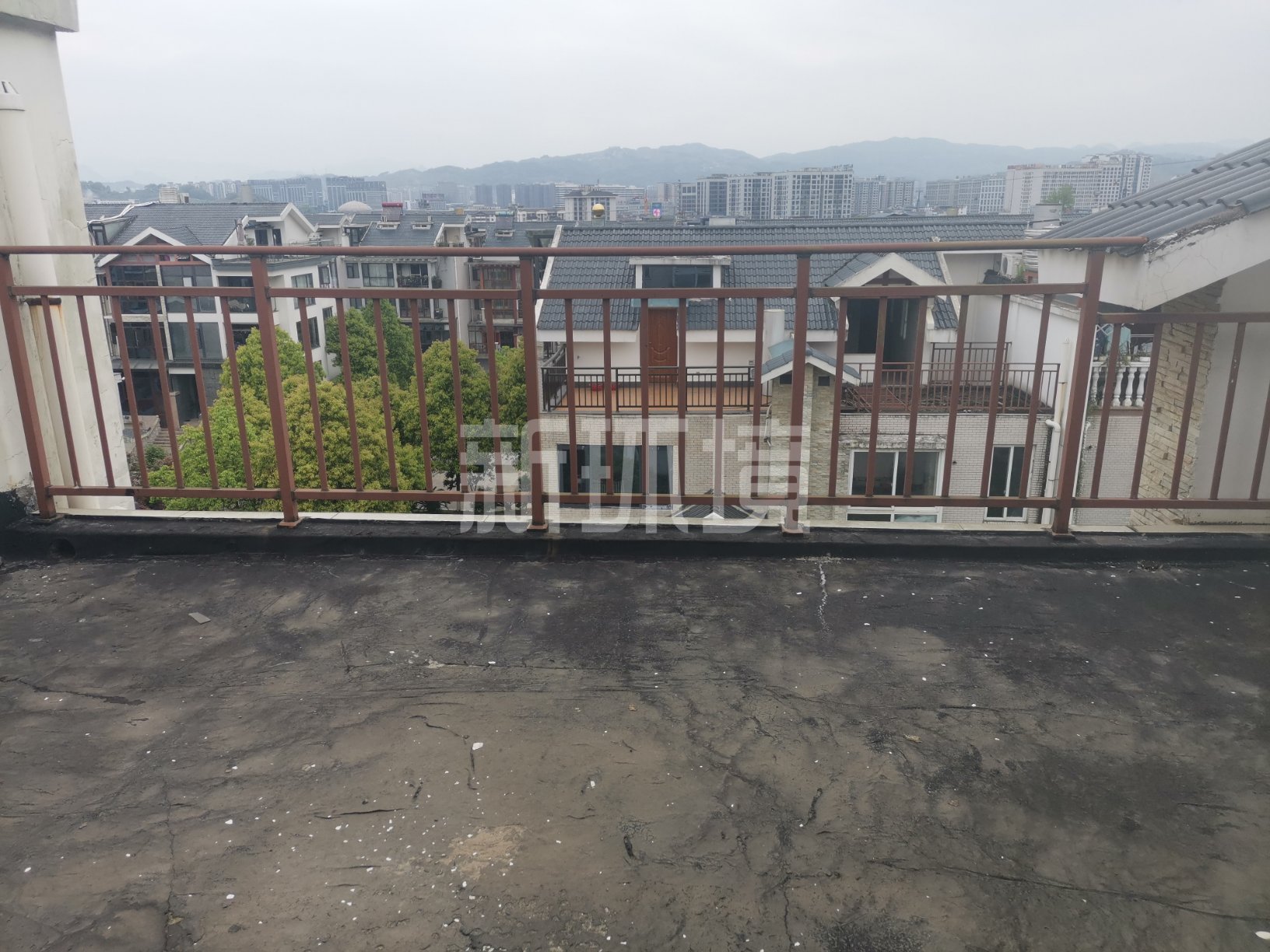 半山丽墅  6室2厅2卫   130.00万客厅