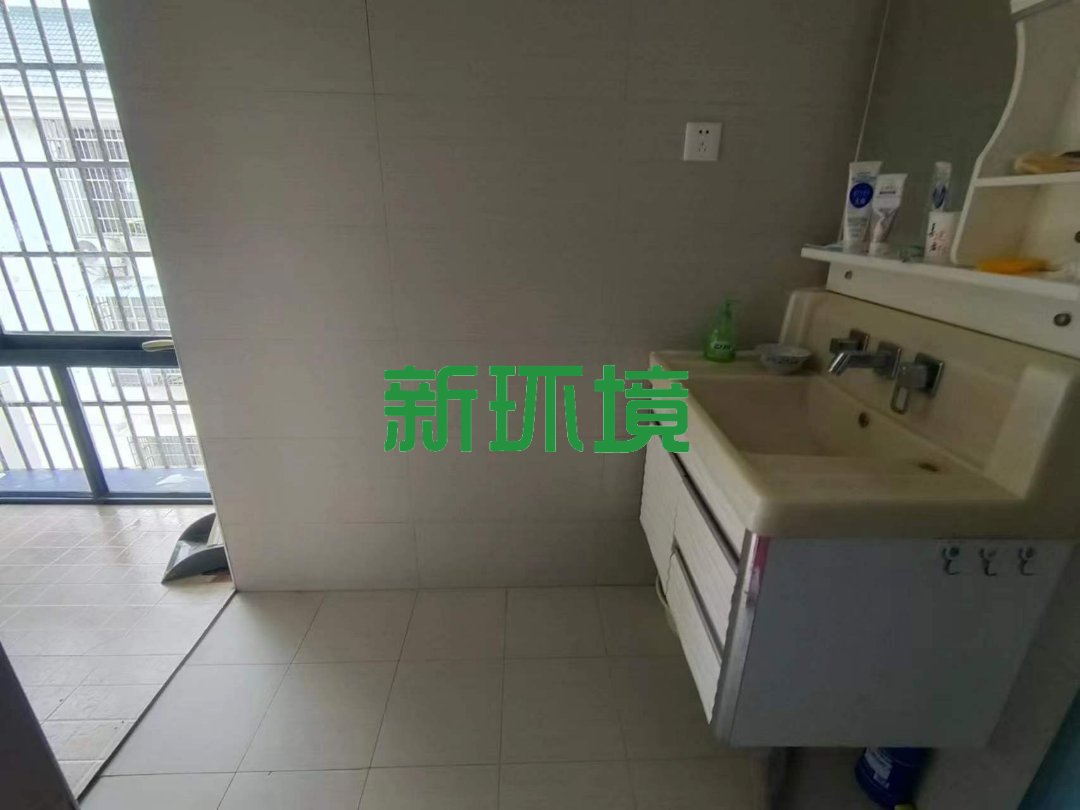龙城街  4室2厅2卫   88.00万客厅
