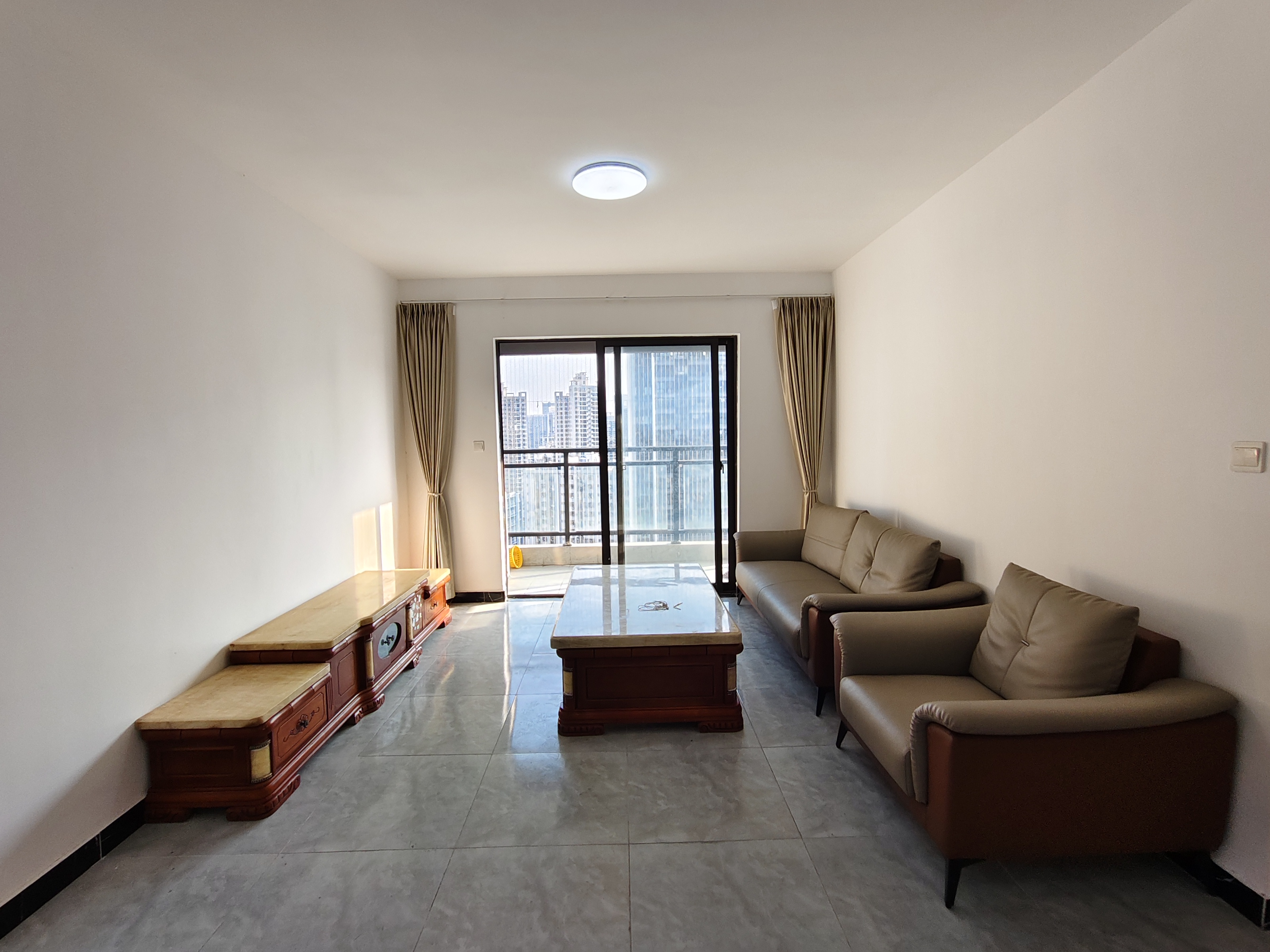 坡博家园三区 4室2厅2卫 3200.0元/月 坡博家园三区 4室2厅2卫 3200.0元/月室内图