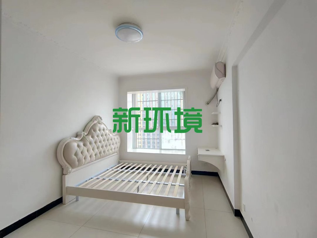 龙城街  4室2厅2卫   88.00万客厅