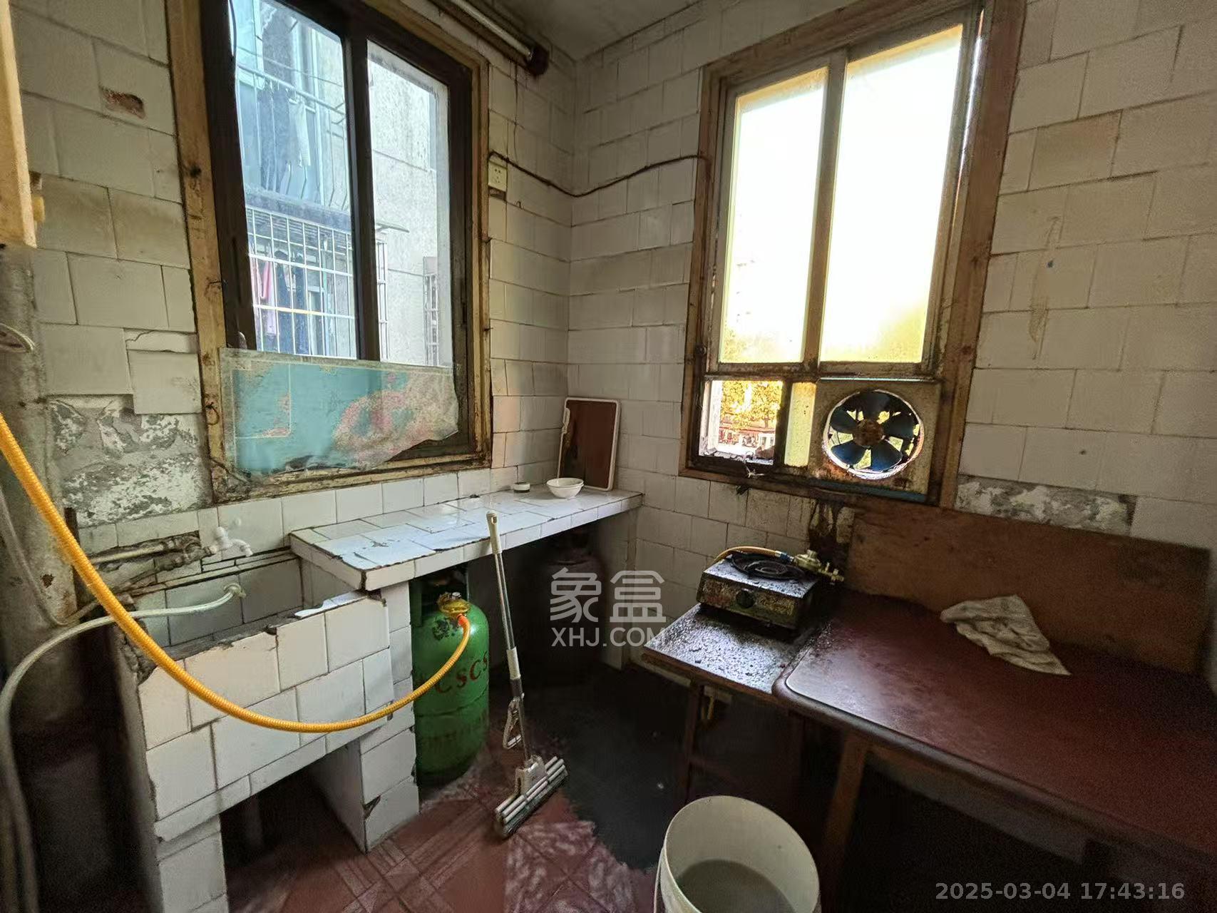 向东南社区 2室2厅1卫 1200.0元/月 向东南社区 2室2厅1卫 1200.0元/月室内图