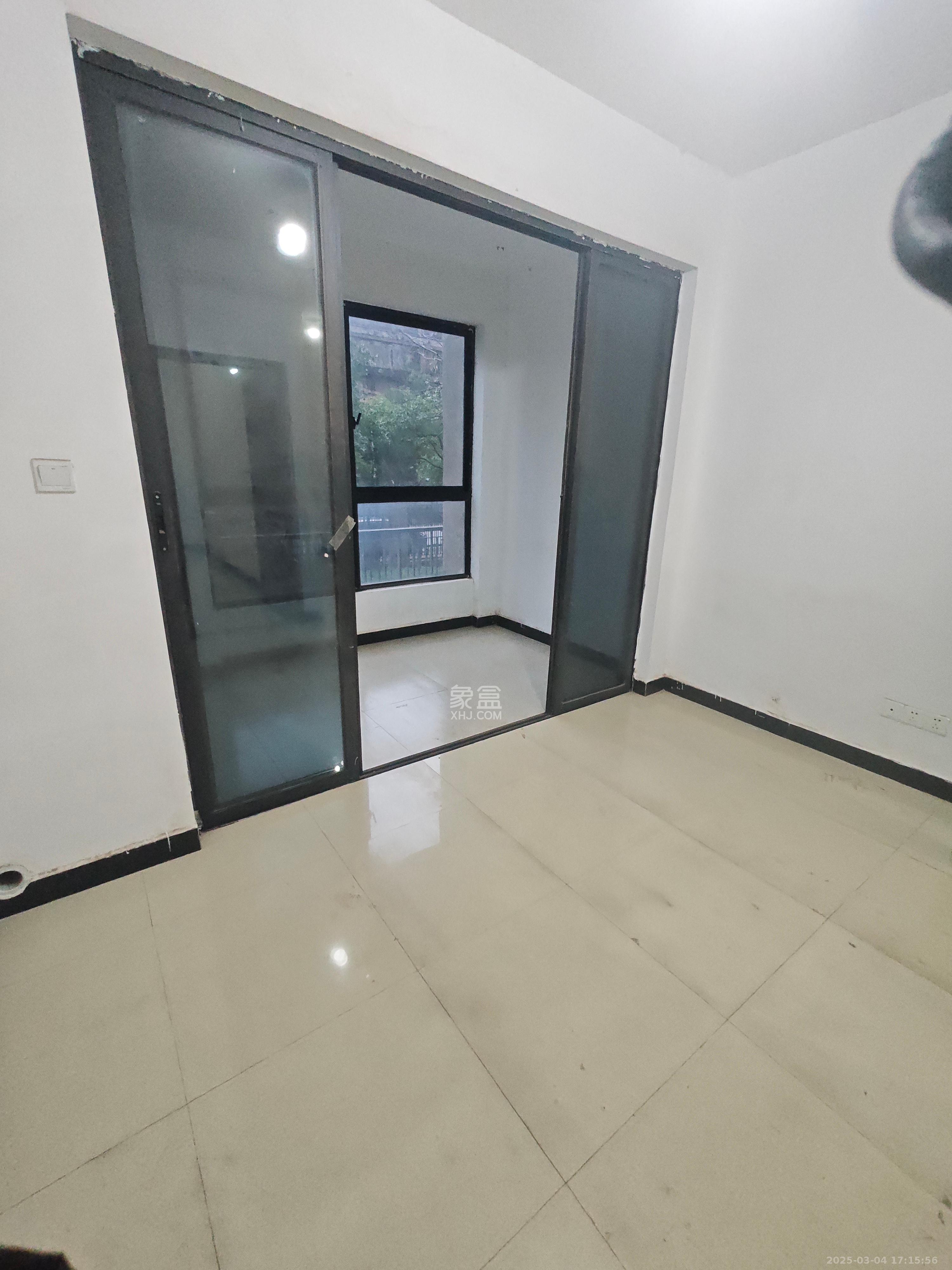 长房半岛蓝湾(观山月)  3室2厅1卫    2000.0元/月 长房半岛蓝湾(观山月)  3室2厅1卫    2000.0元/月室内图