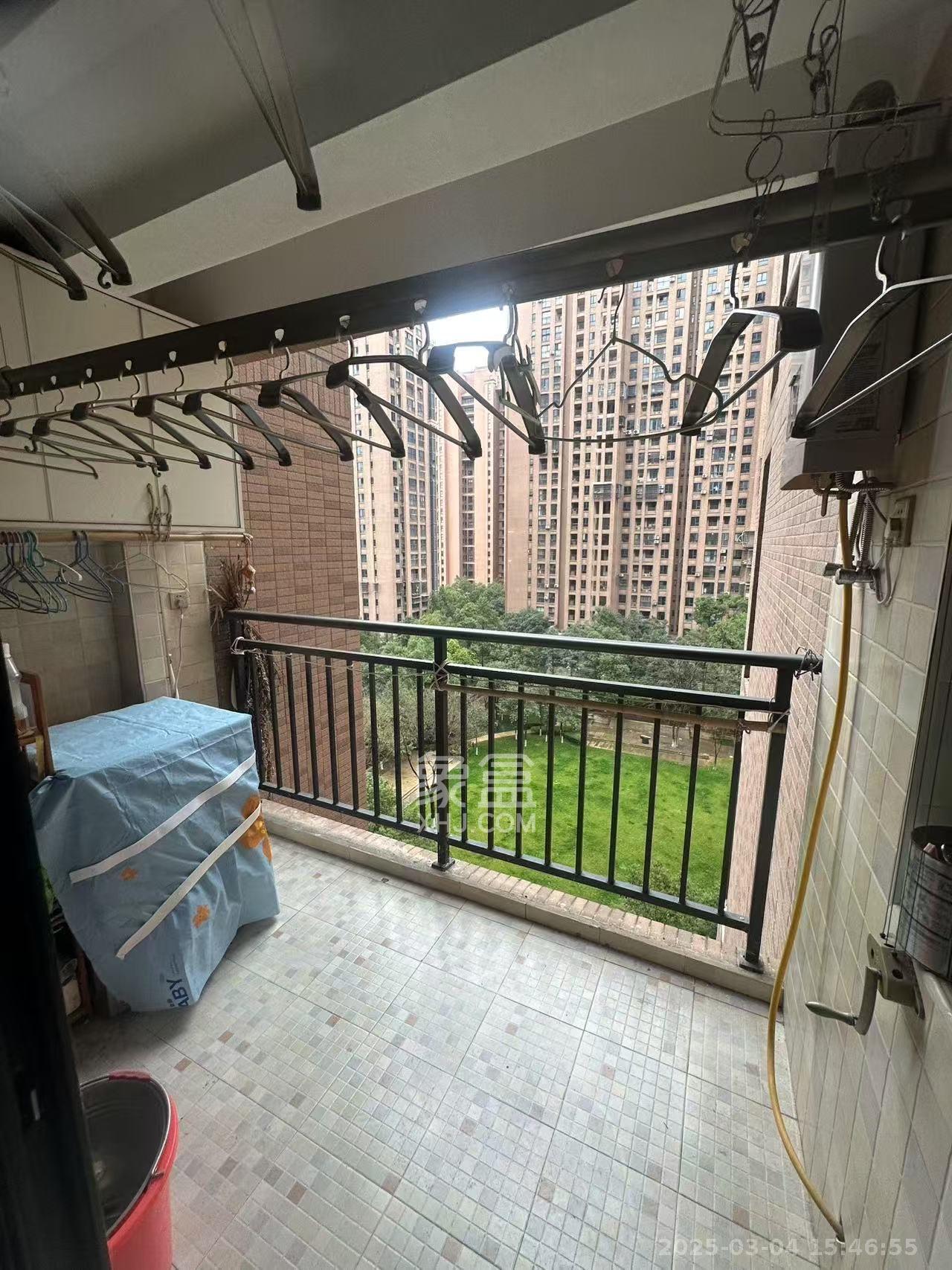 三一街区 3室2厅1卫 2400.0元/月 三一街区 3室2厅1卫 2400.0元/月室内图