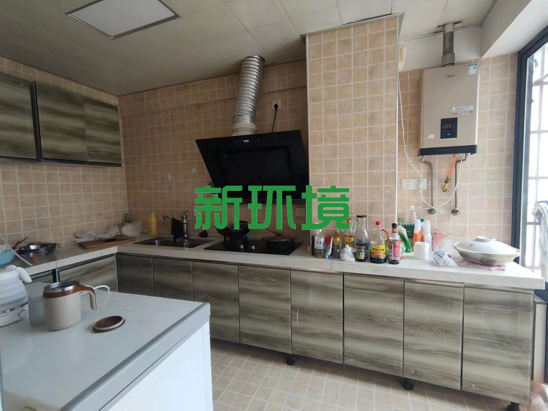 龙城街  4室2厅2卫   88.00万客厅