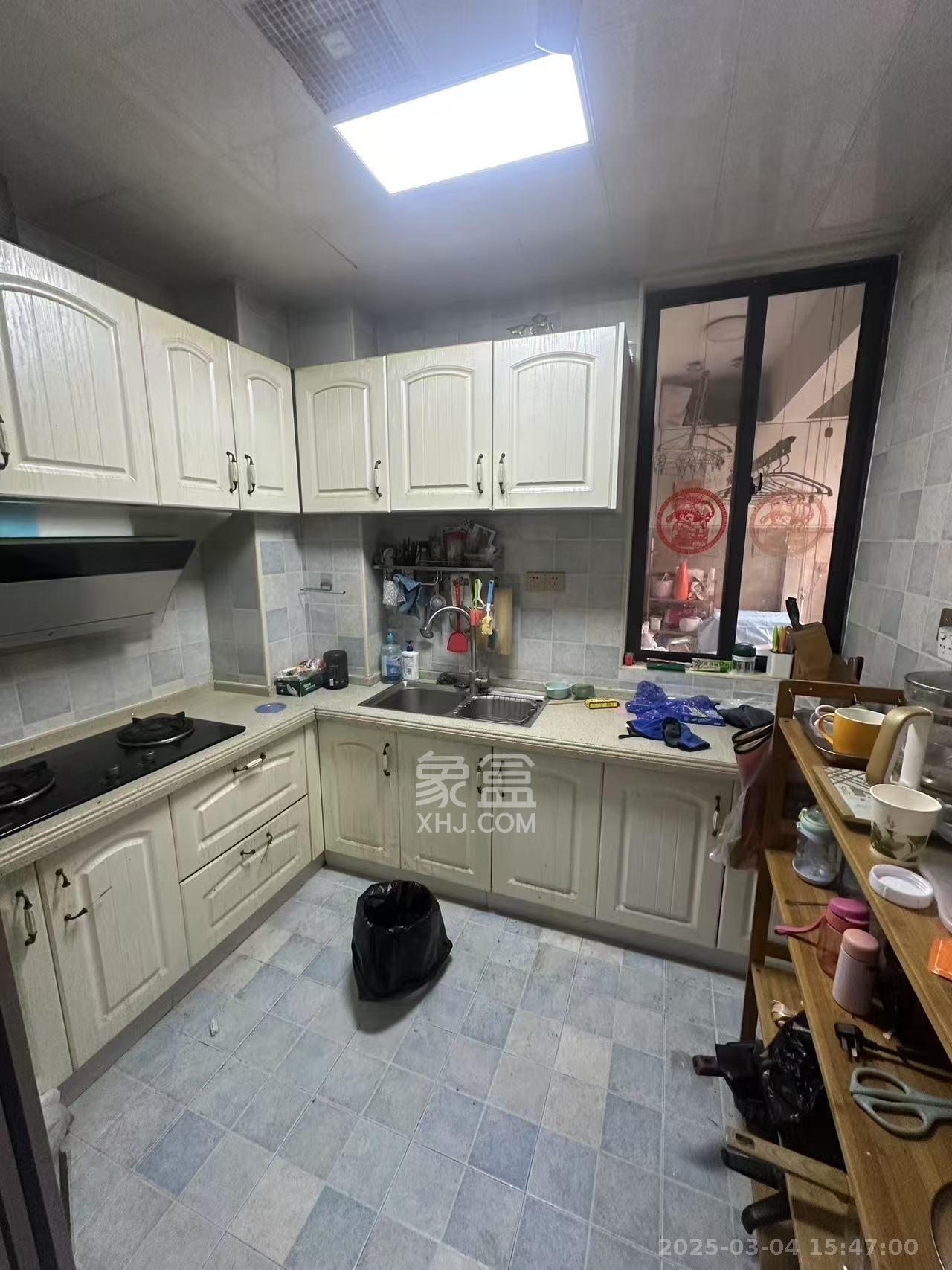 三一街区 3室2厅1卫 2400.0元/月 三一街区 3室2厅1卫 2400.0元/月室内图