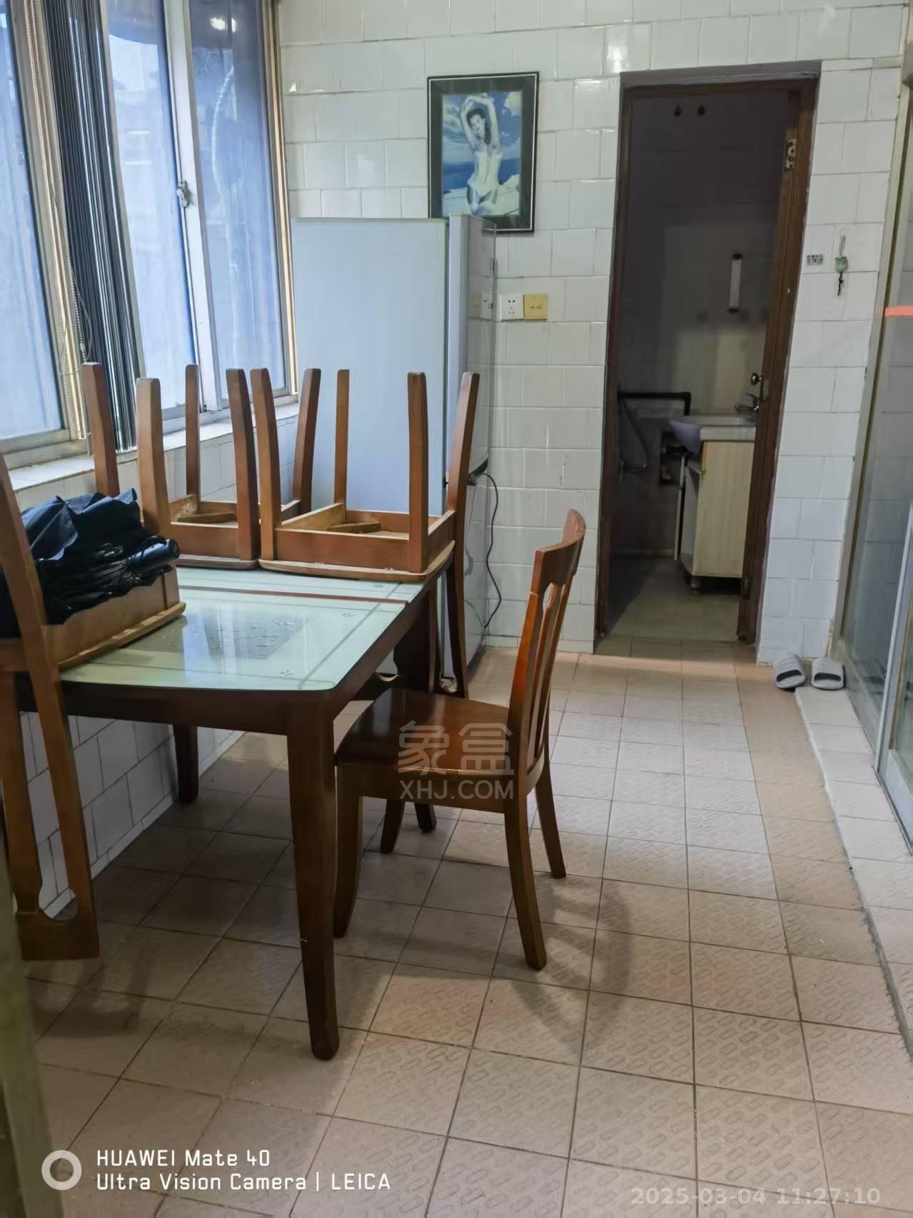 人大宿舍 4室2厅1卫 1800.0元/月 人大宿舍 4室2厅1卫 1800.0元/月室内图