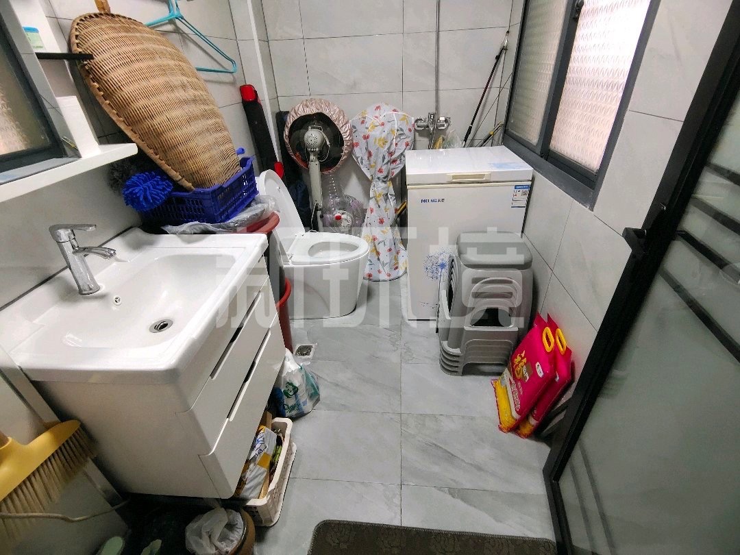丽景天下二期  3室2厅2卫   73.00万客厅