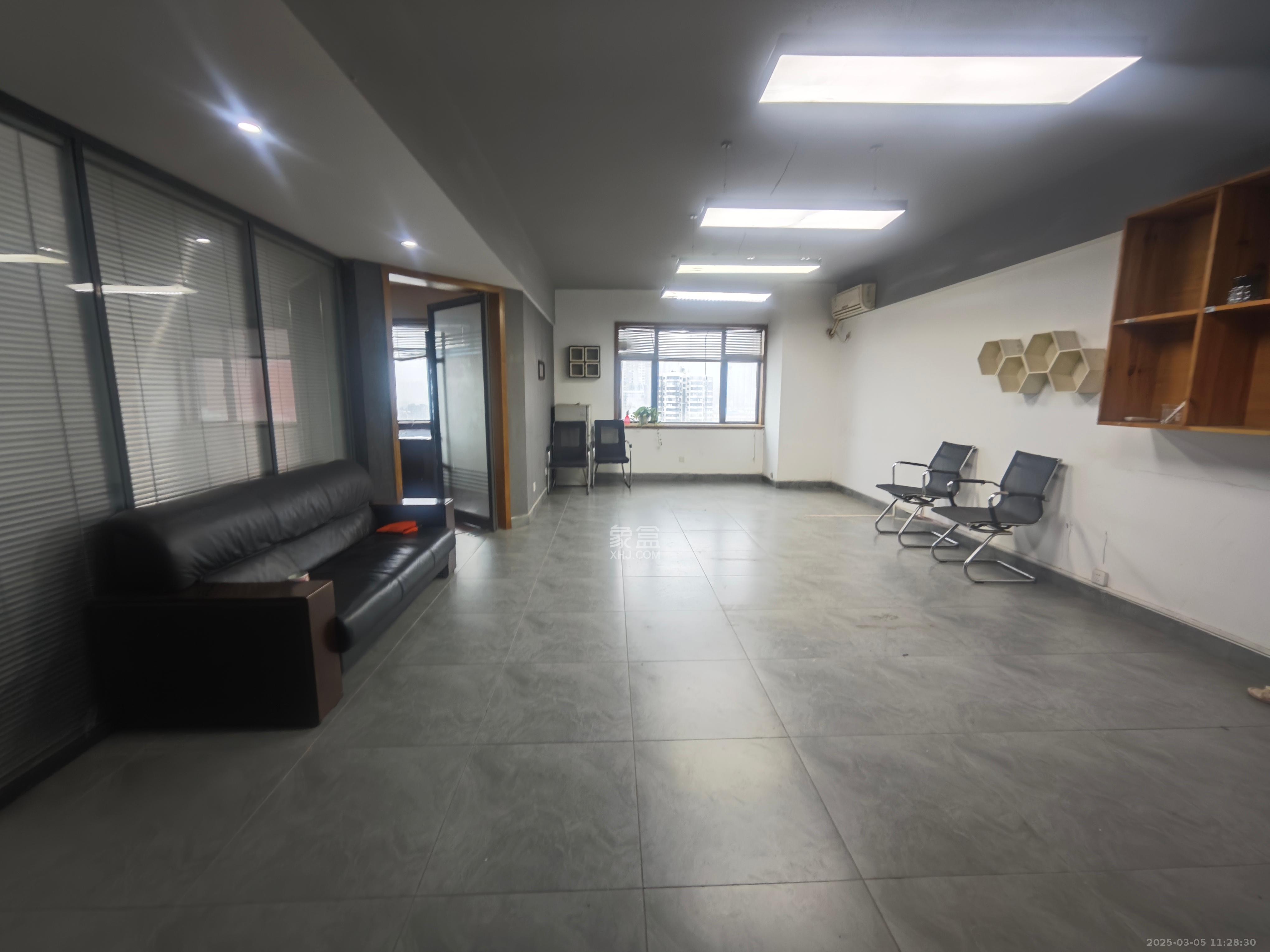 越界(天佑国际大厦)  1室1厅1卫    3600.0元/月 越界(天佑国际大厦)  1室1厅1卫    3600.0元/月室内图