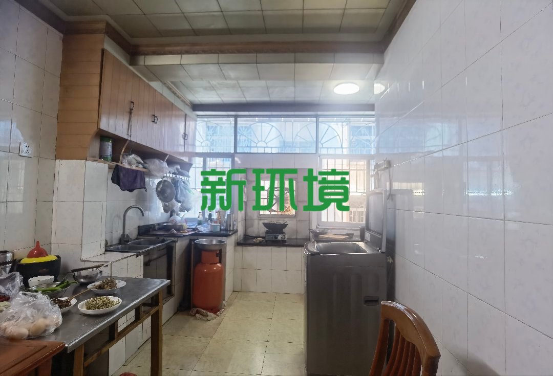 移动公司宿舍  4室2厅2卫   58.00万客厅
