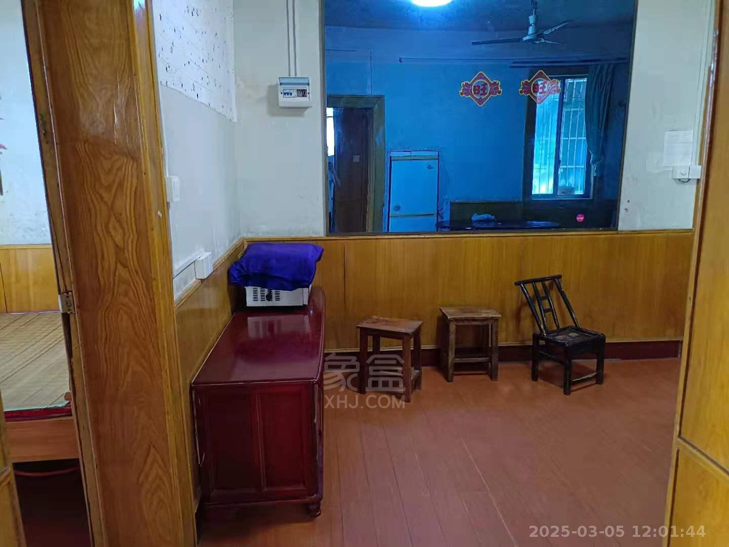 铁路小区 2室1厅0卫 700.0元/月 铁路小区 2室1厅0卫 700.0元/月室内图