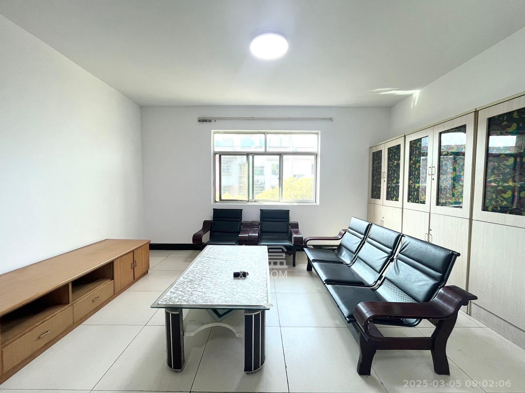 黄泥岭社区  3室2厅1卫    1800.0元/月 黄泥岭社区  3室2厅1卫    1800.0元/月