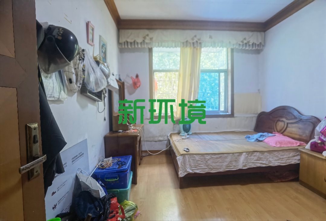 移动公司宿舍  4室2厅2卫   58.00万客厅