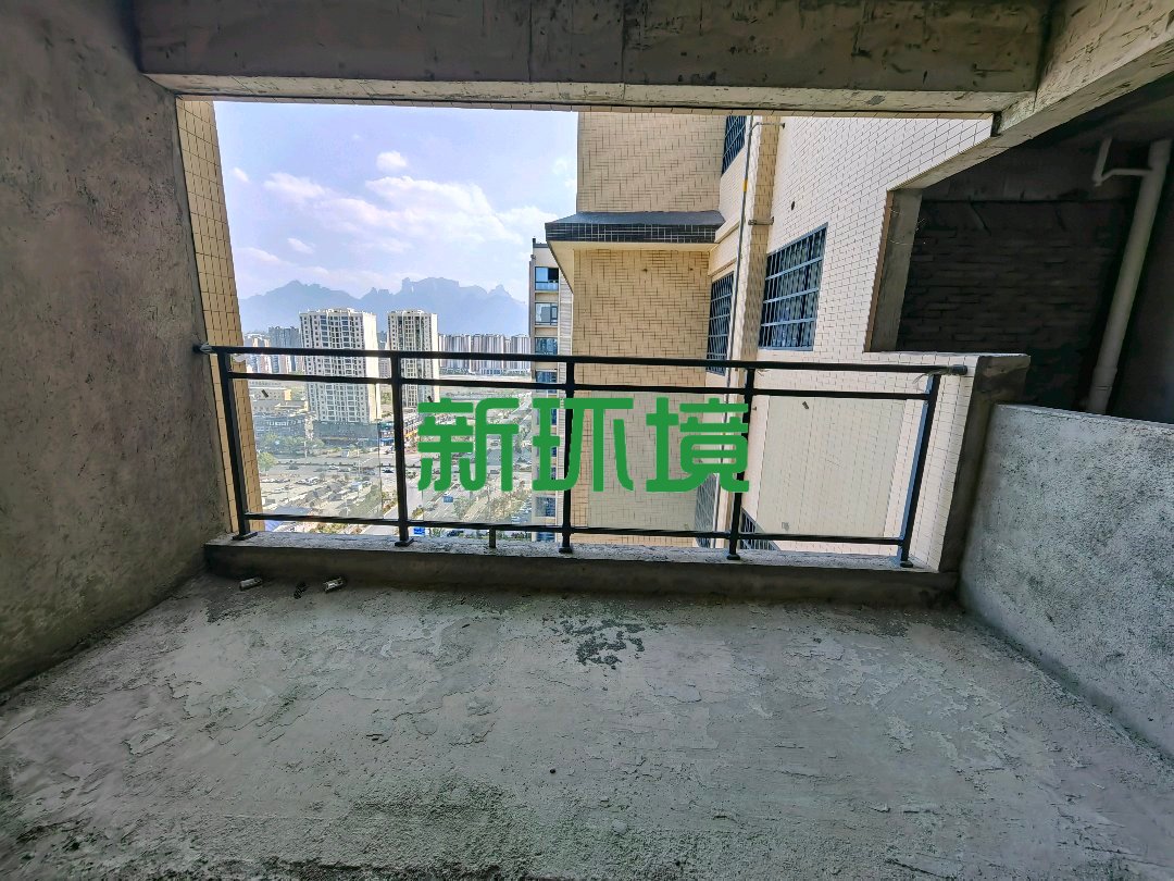 龙源华城  3室2厅2卫   73.00万客厅