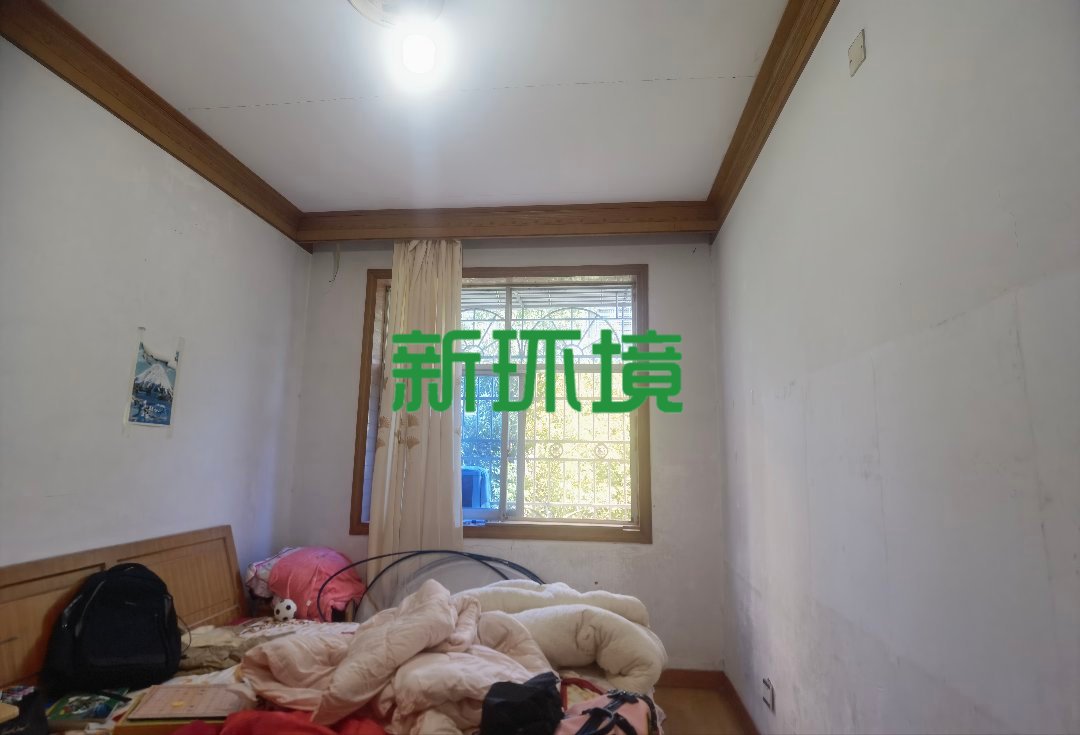 移动公司宿舍  4室2厅2卫   58.00万客厅
