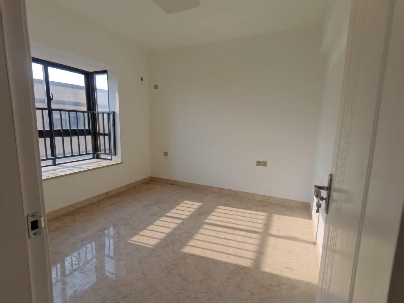 港岛花园 3室2厅2卫 235.0万 港岛花园 3室2厅2卫 235.0万室内图