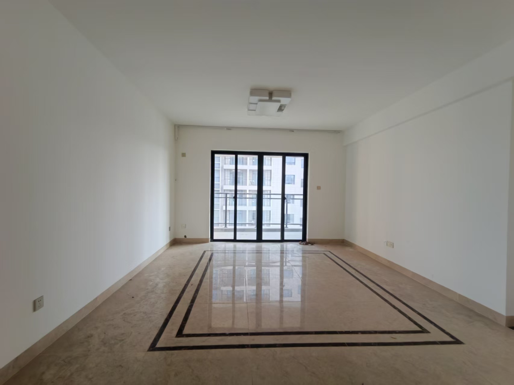 港岛花园 3室2厅2卫 235.0万 港岛花园 3室2厅2卫 235.0万室内图