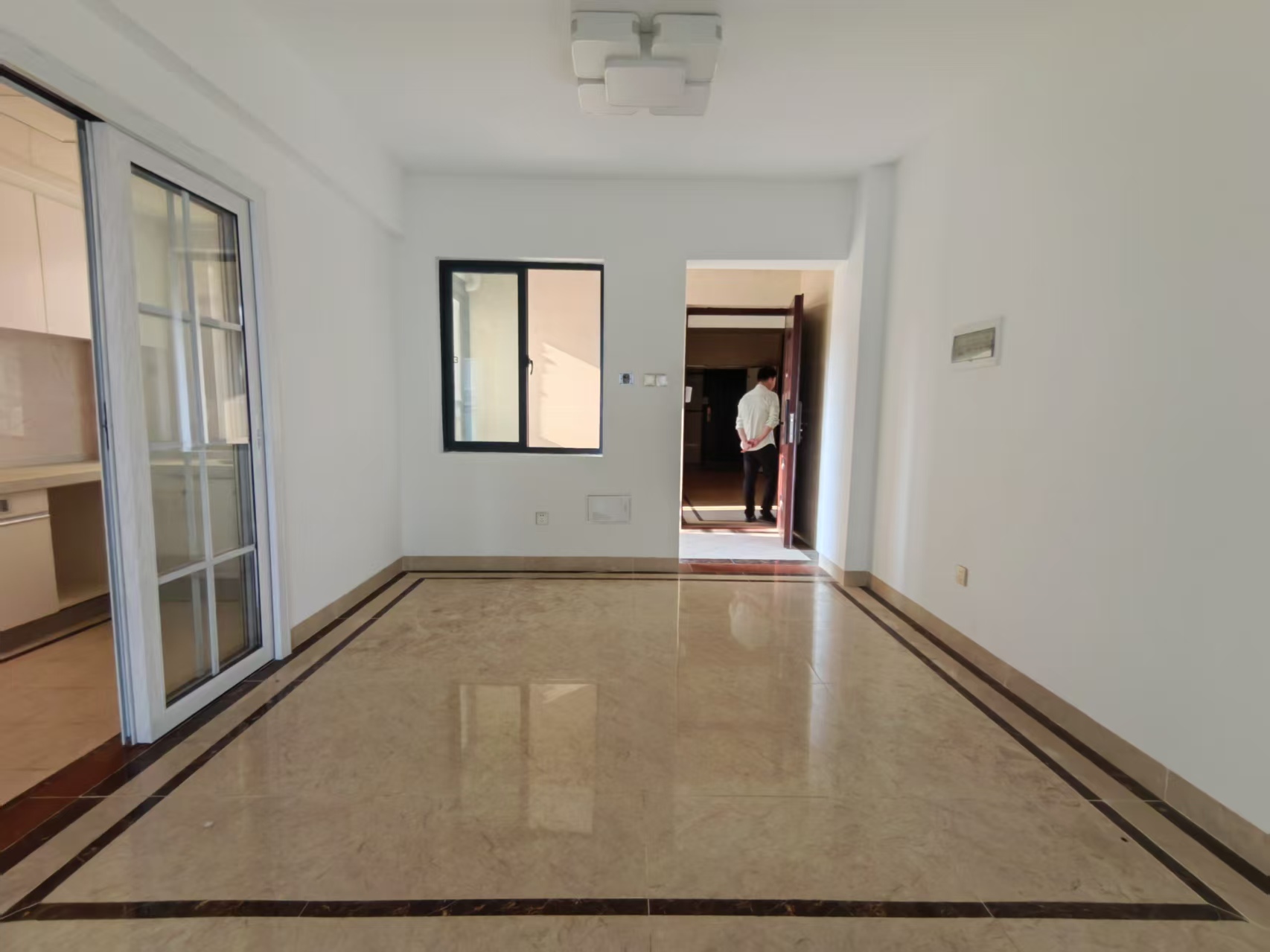 港岛花园 3室2厅2卫 235.0万 港岛花园 3室2厅2卫 235.0万室内图