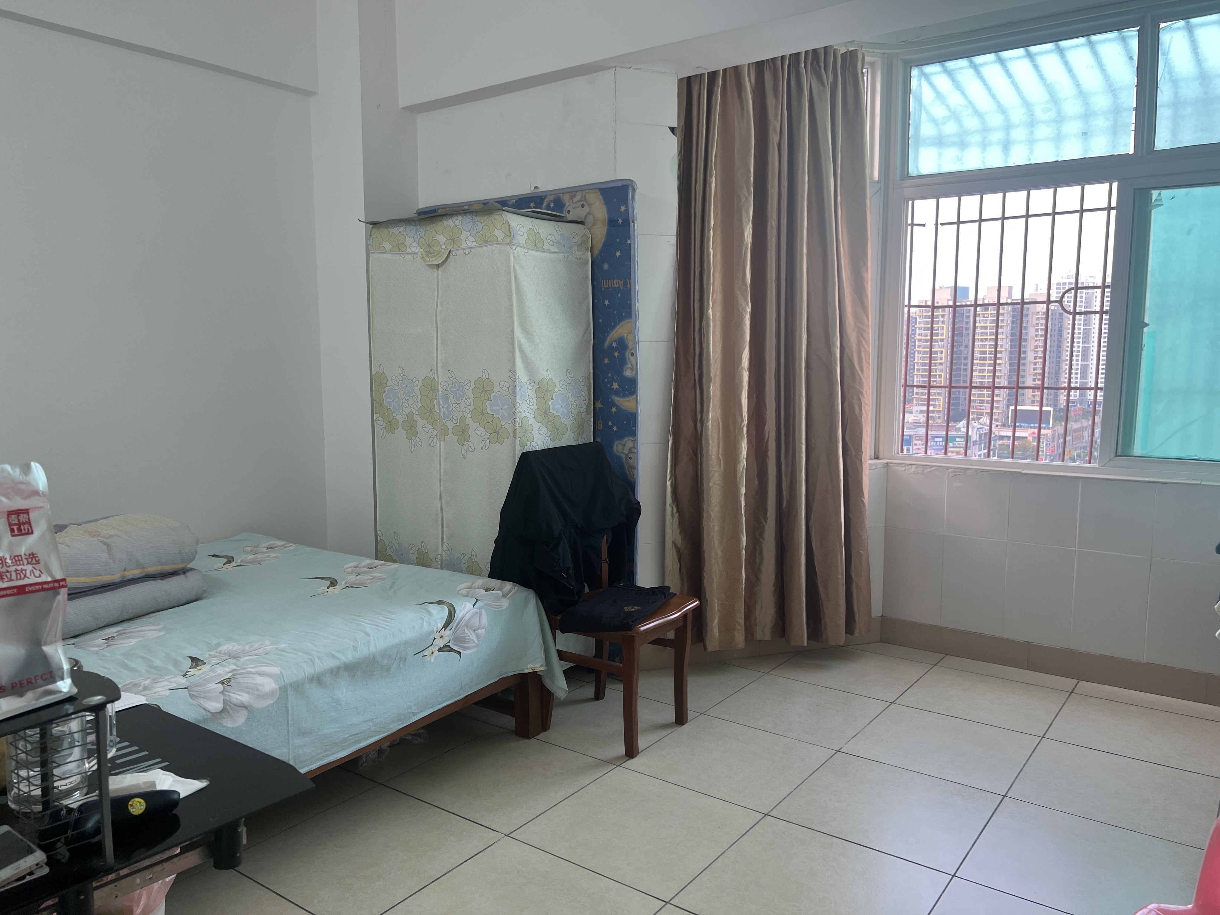 红玫瑰大厦 1室1厅1卫 74.0万 红玫瑰大厦 1室1厅1卫 74.0万客厅