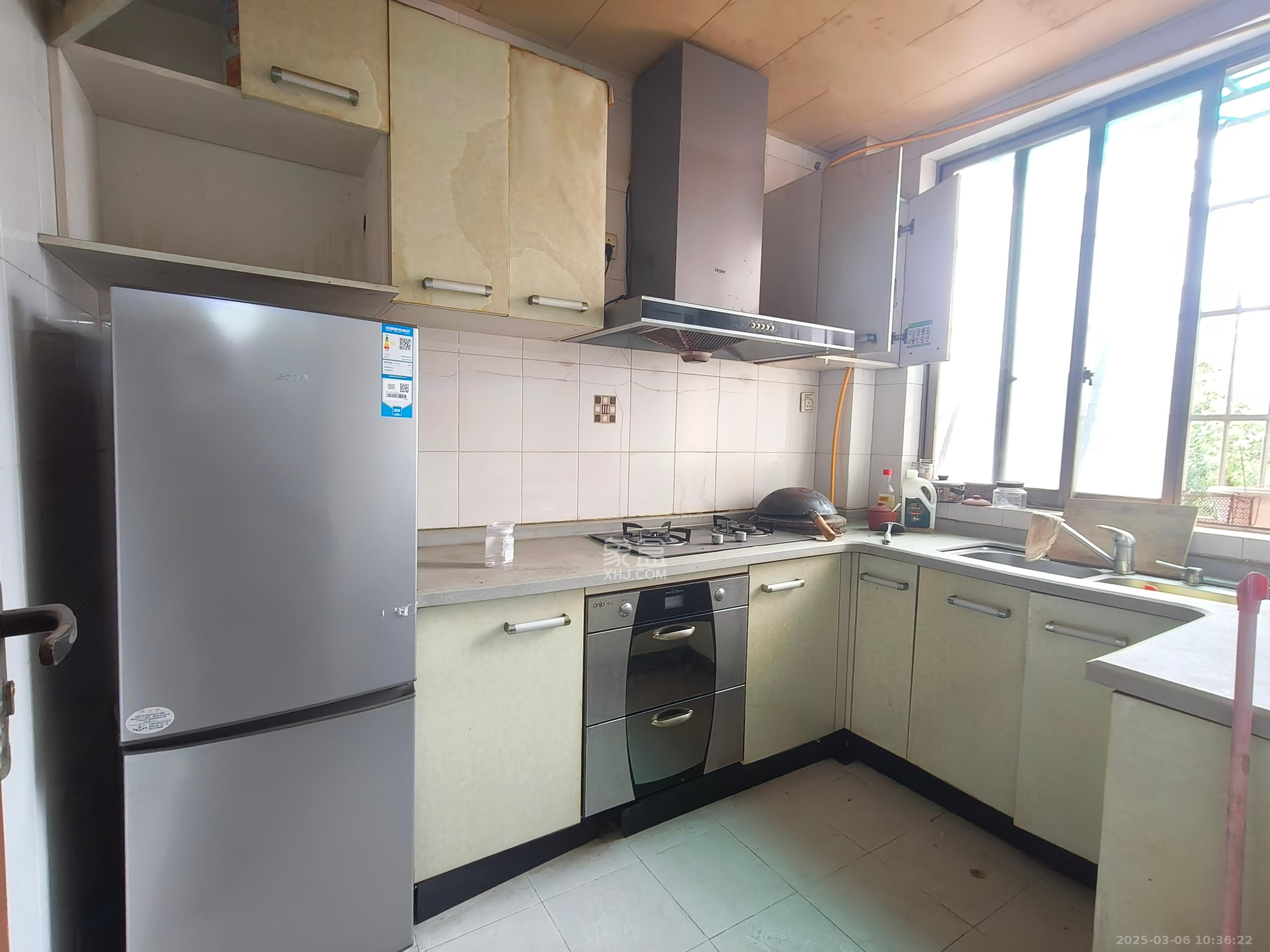 三湘小区  4室2厅2卫   2500.00元/月室内图