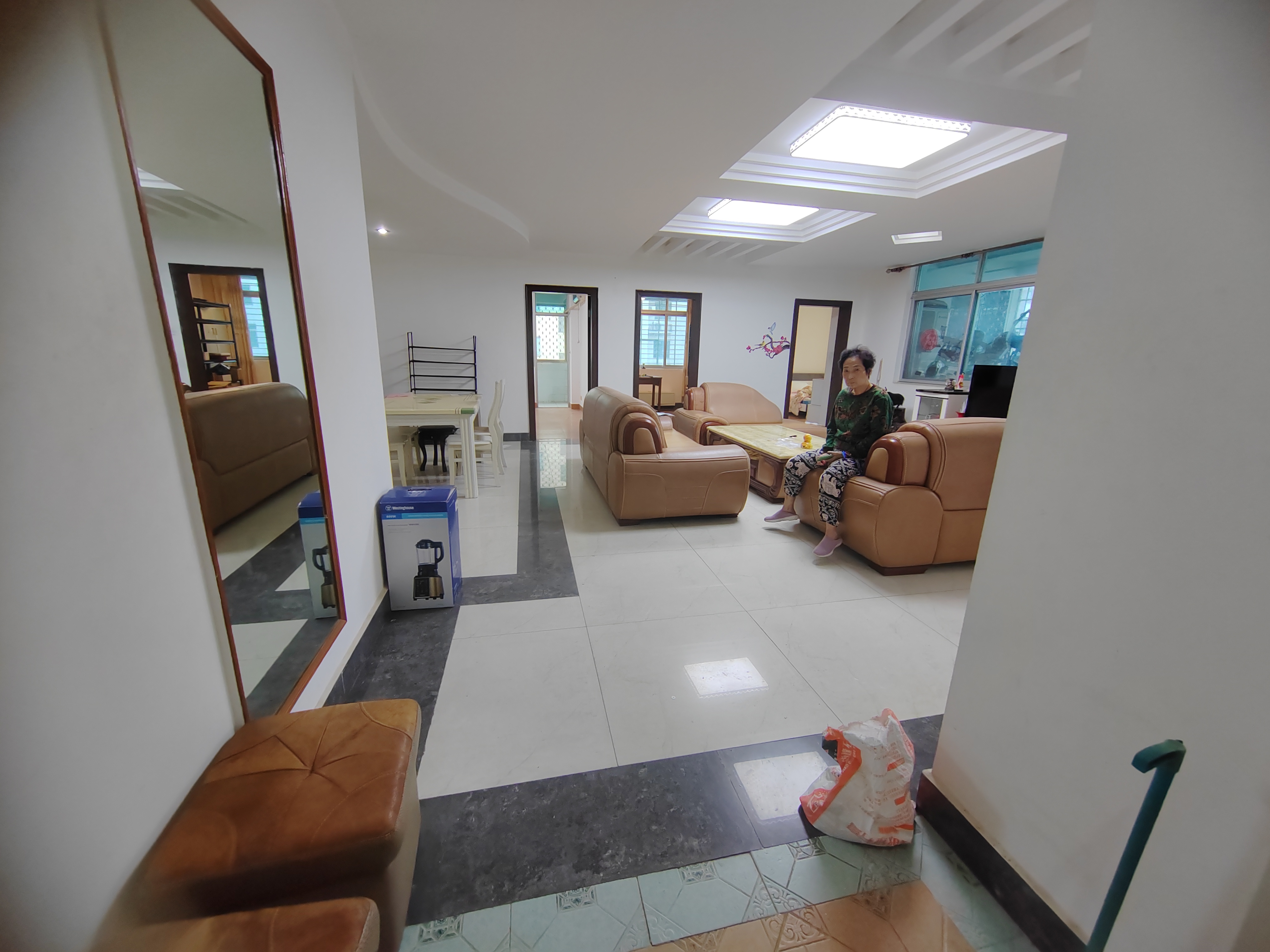 顺发新村 4室2厅2卫 3500.0元/月 顺发新村 4室2厅2卫 3500.0元/月室内图