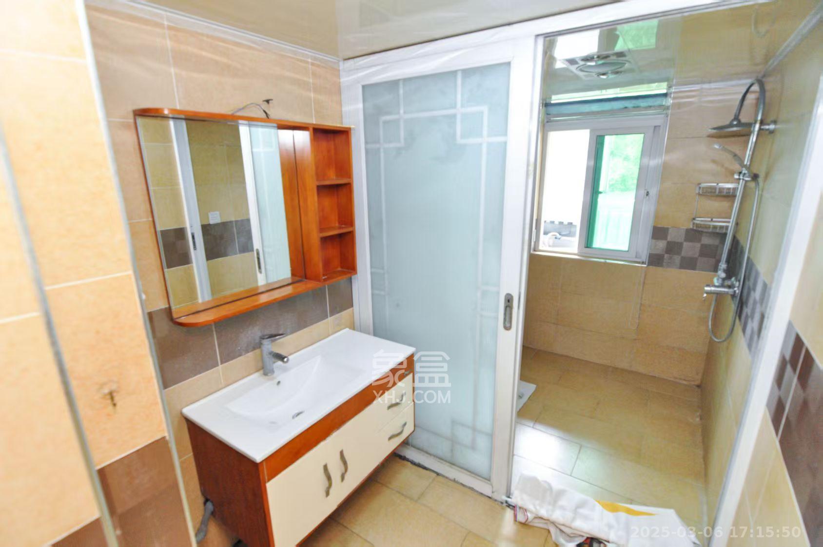 麓谷加州阳光  3室2厅2卫   2800.00元/月室内图