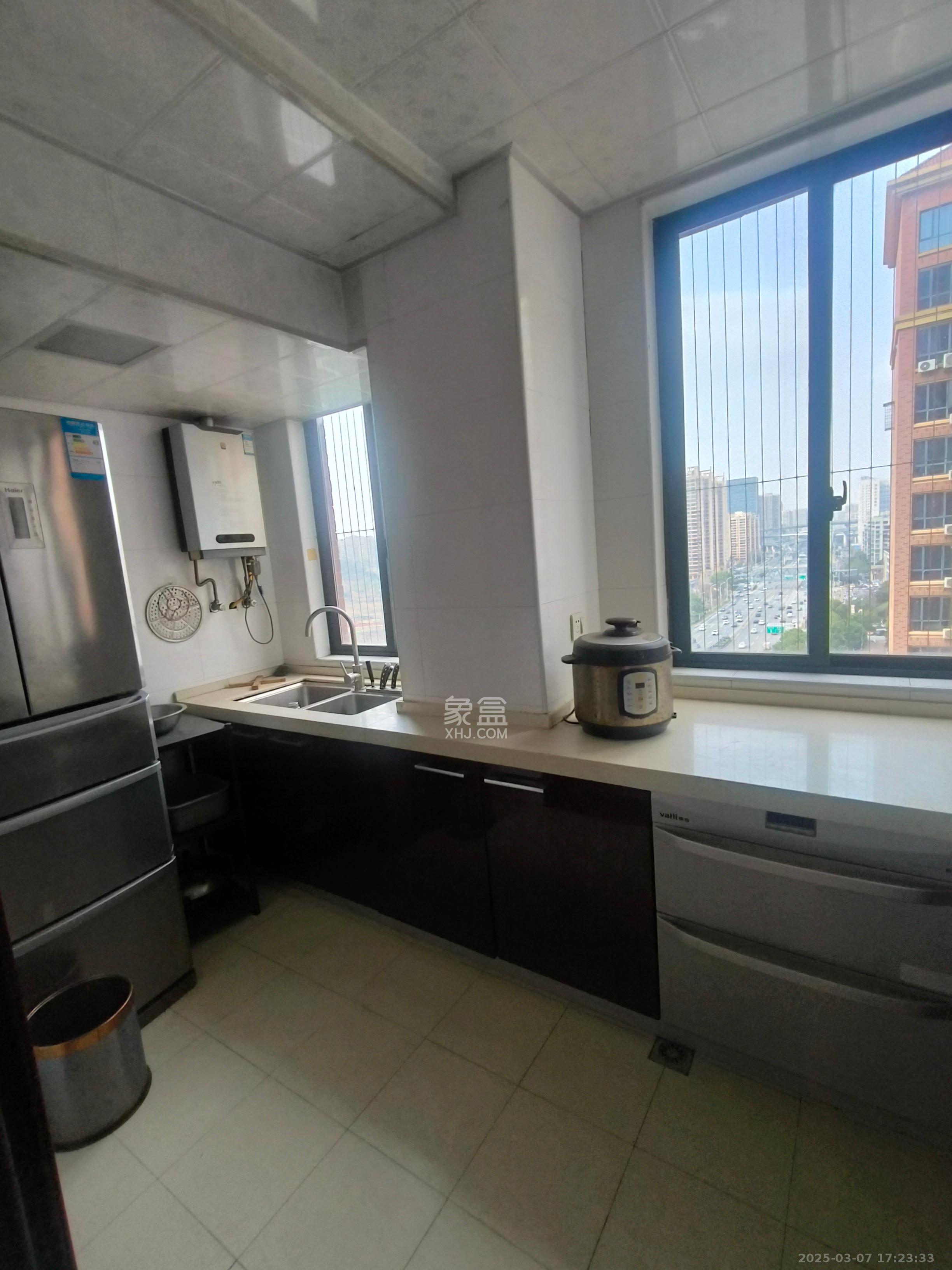 翡翠云天 3室2厅1卫 2500.0元/月 翡翠云天 3室2厅1卫 2500.0元/月室内图