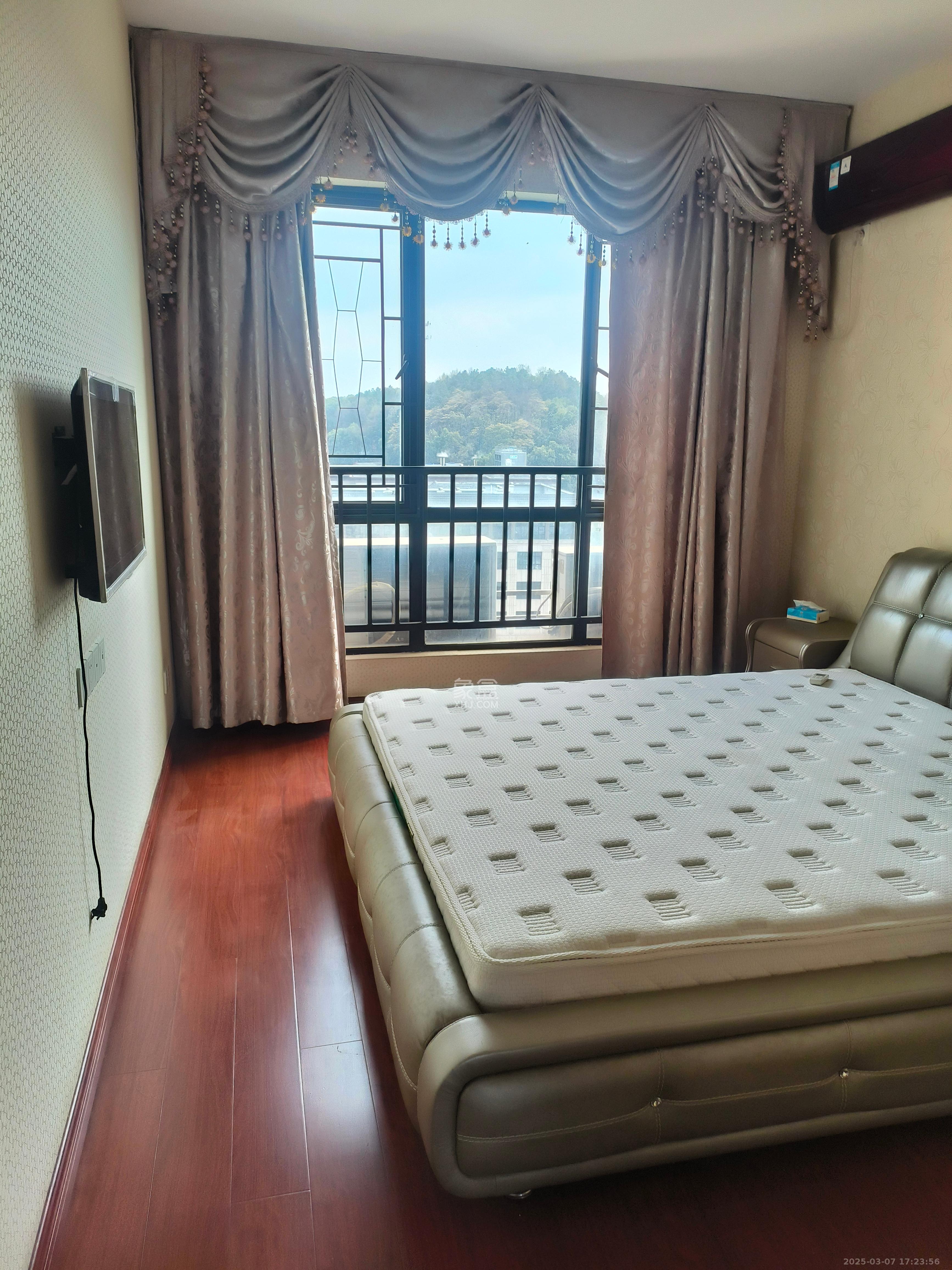 翡翠云天 3室2厅1卫 2500.0元/月 翡翠云天 3室2厅1卫 2500.0元/月室内图