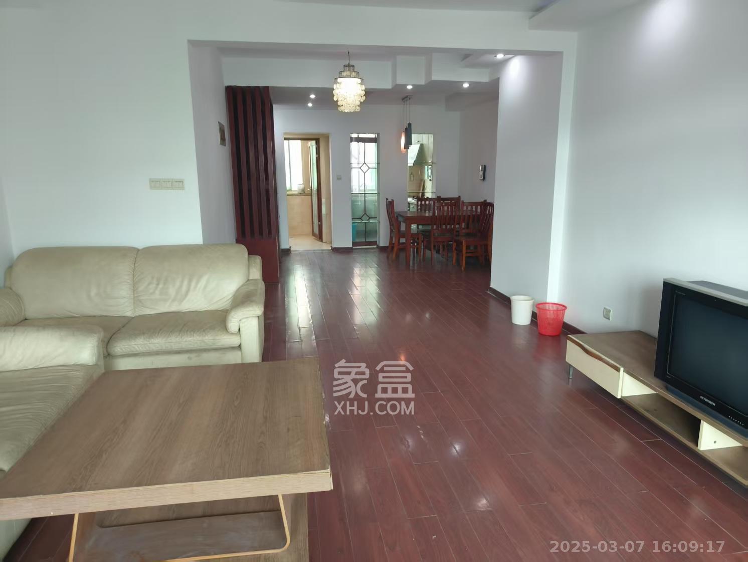 麓谷加州阳光 4室2厅2卫 3200.0元/月 麓谷加州阳光 4室2厅2卫 3200.0元/月室内图