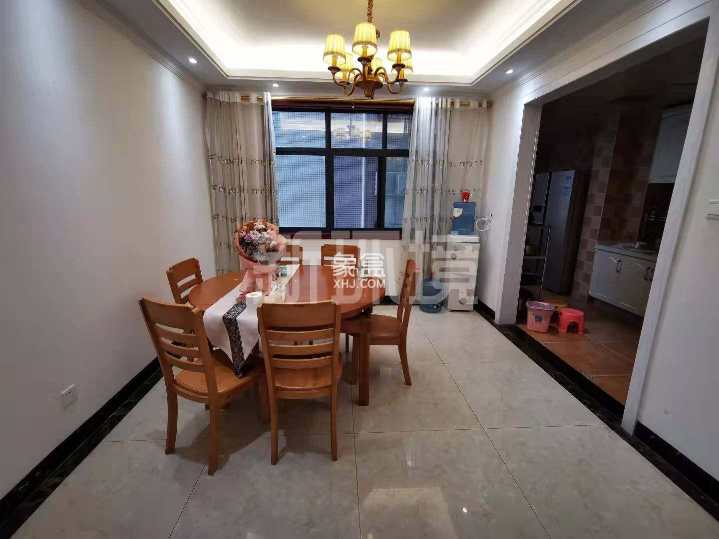 山城上品  4室2厅2卫   110.00万客厅
