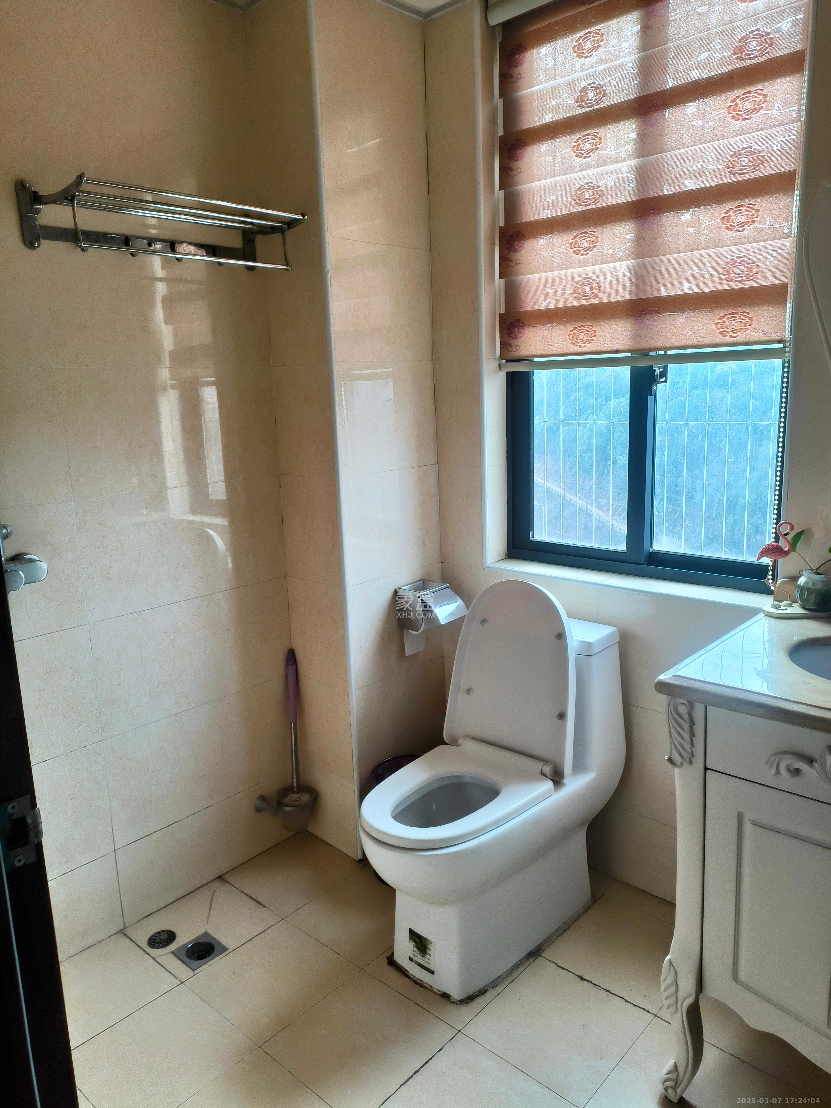 翡翠云天  3室2厅1卫    2500.0元/月室内图